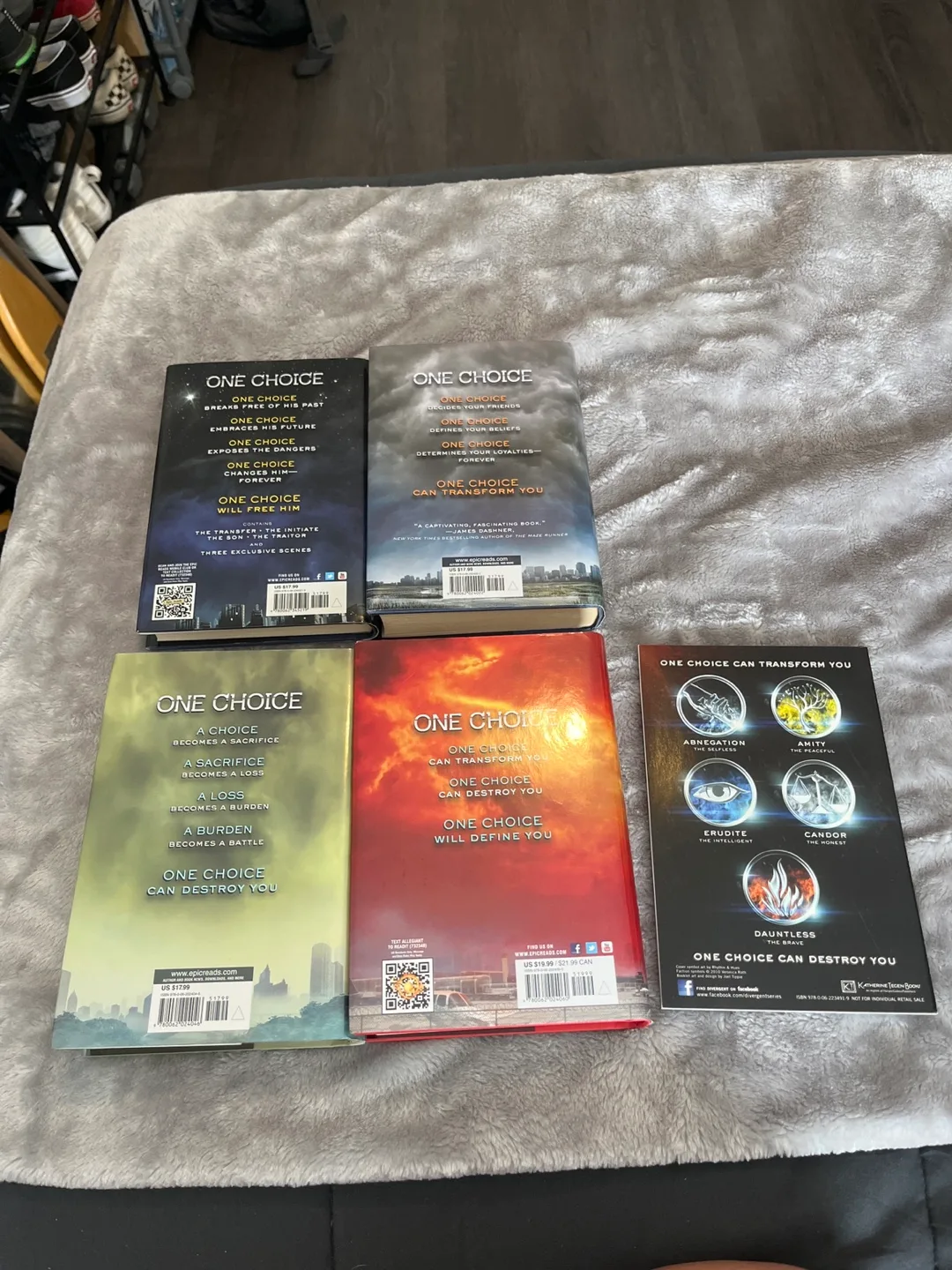 Divergent Series Collection by Veronica Roth image indicator(4)