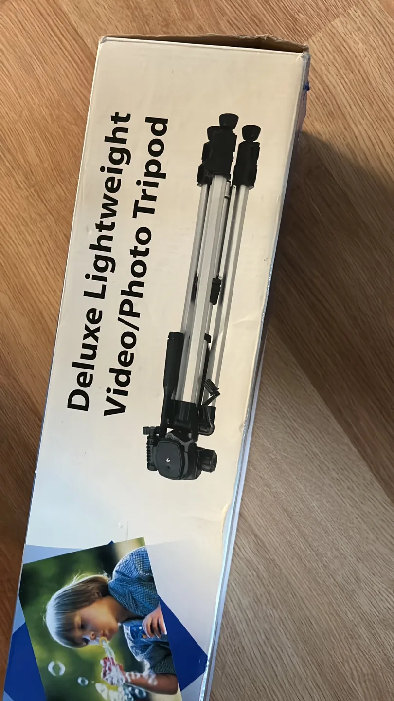 Deluxe Lightweight Tripod - New in Box image indicator(3)