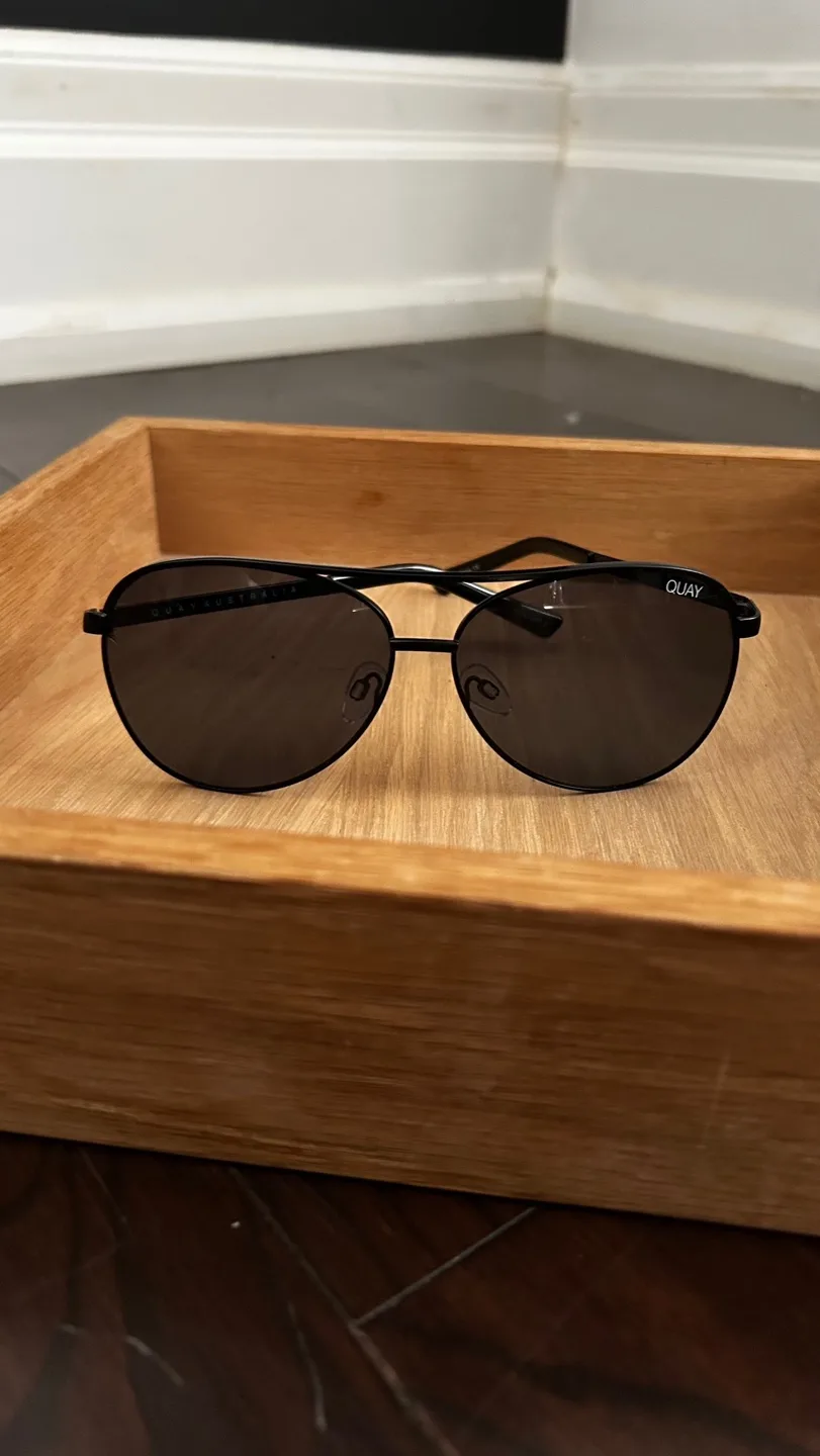 QUAY High Key Aviator Sunglasses - Black/Smoke image indicator(4)