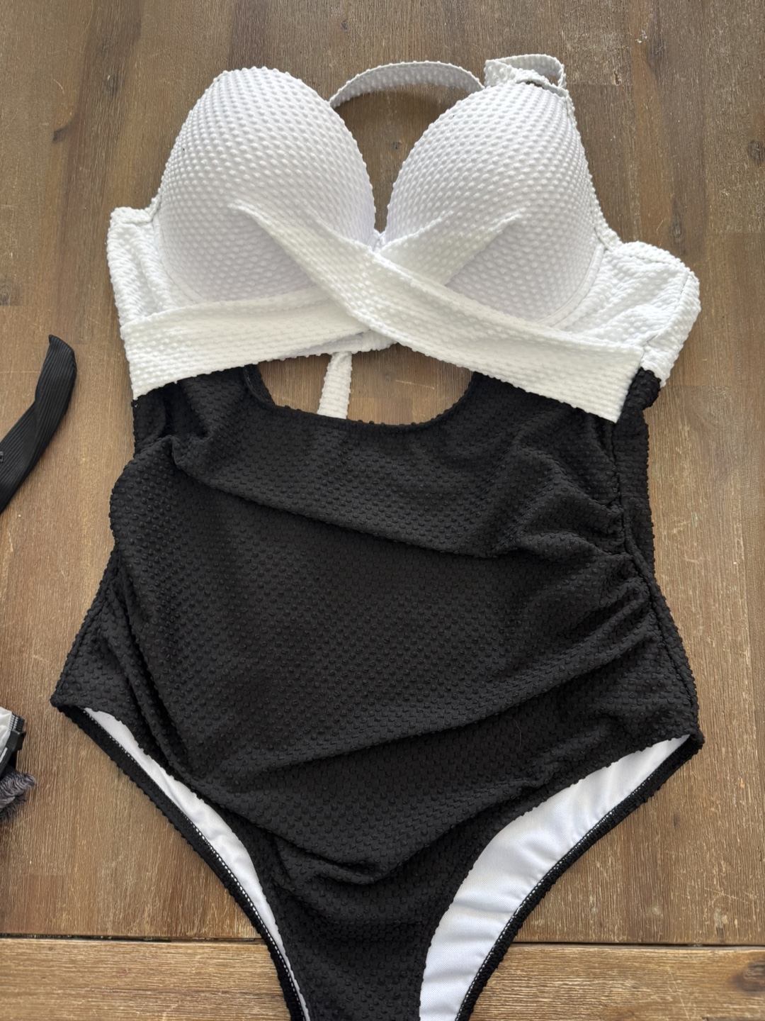 Two-toned cutout one-piece swimsuit - photo 3