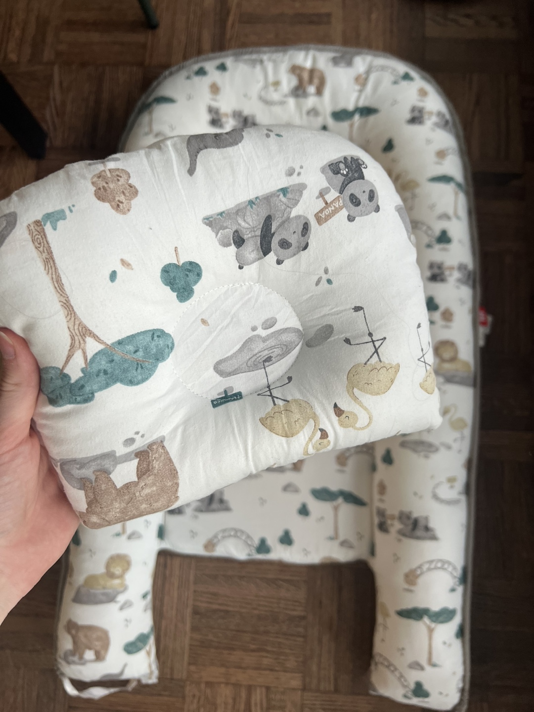 Baby Nest with Safari Animals Print and pillow - photo 2