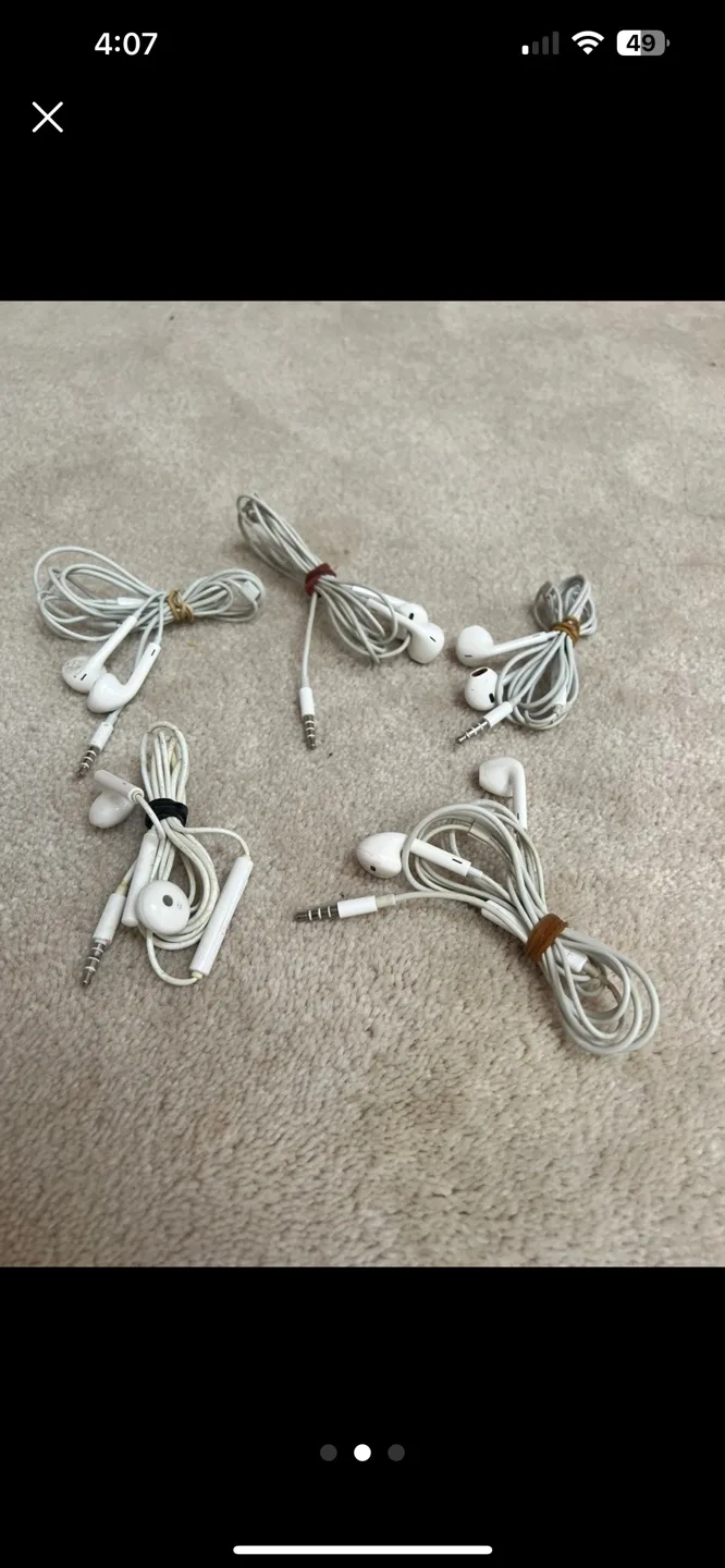 Apple Ear Pods with 3.55mm headphone plug for $20 Each image indicator(2)