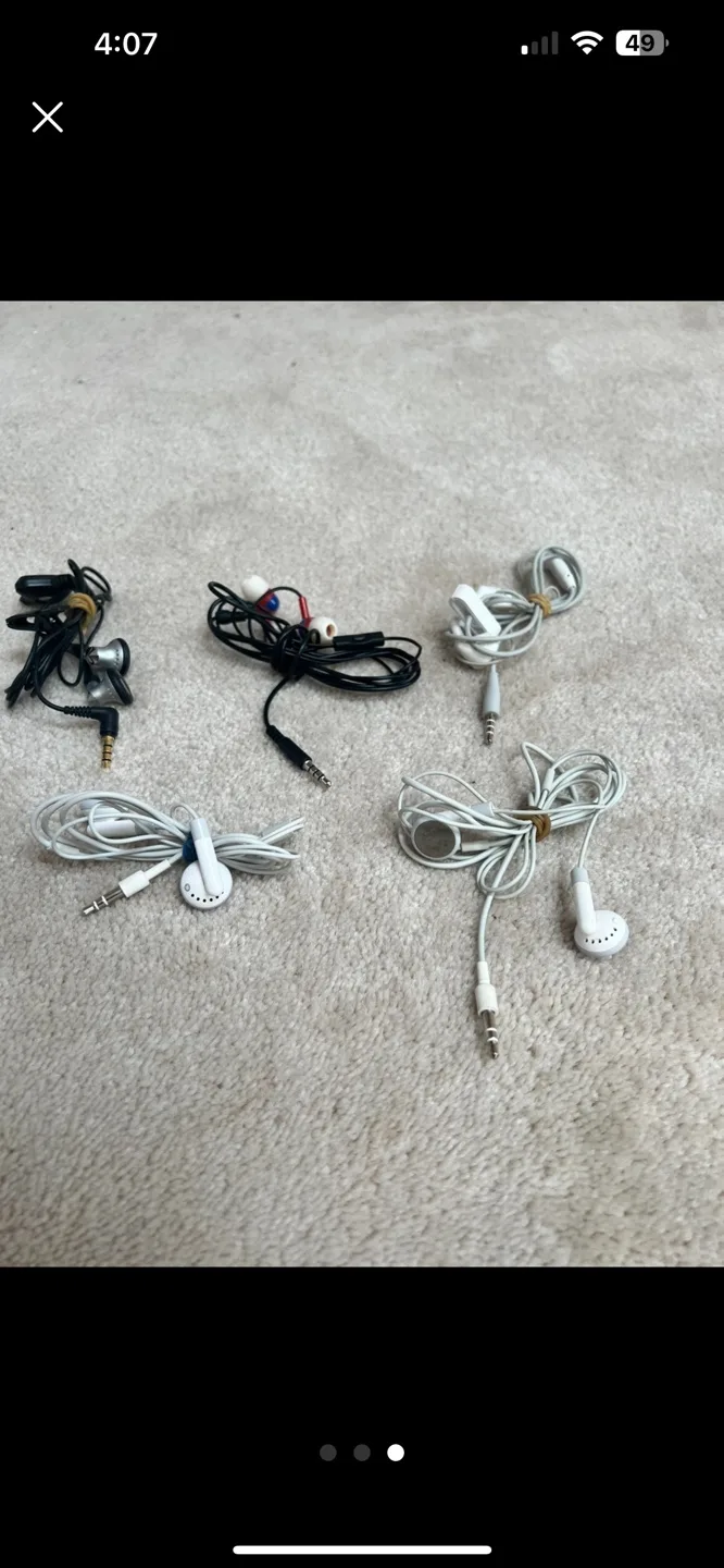 Apple Ear Pods with 3.55mm headphone plug for $20 Each image indicator(3)