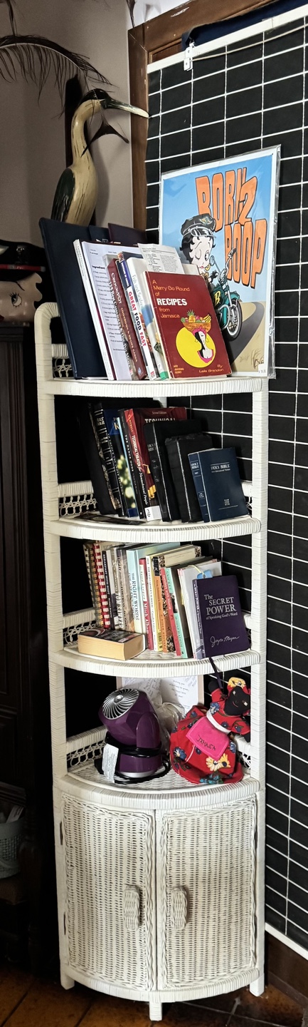 White Wicker Corner Shelf - photo 2