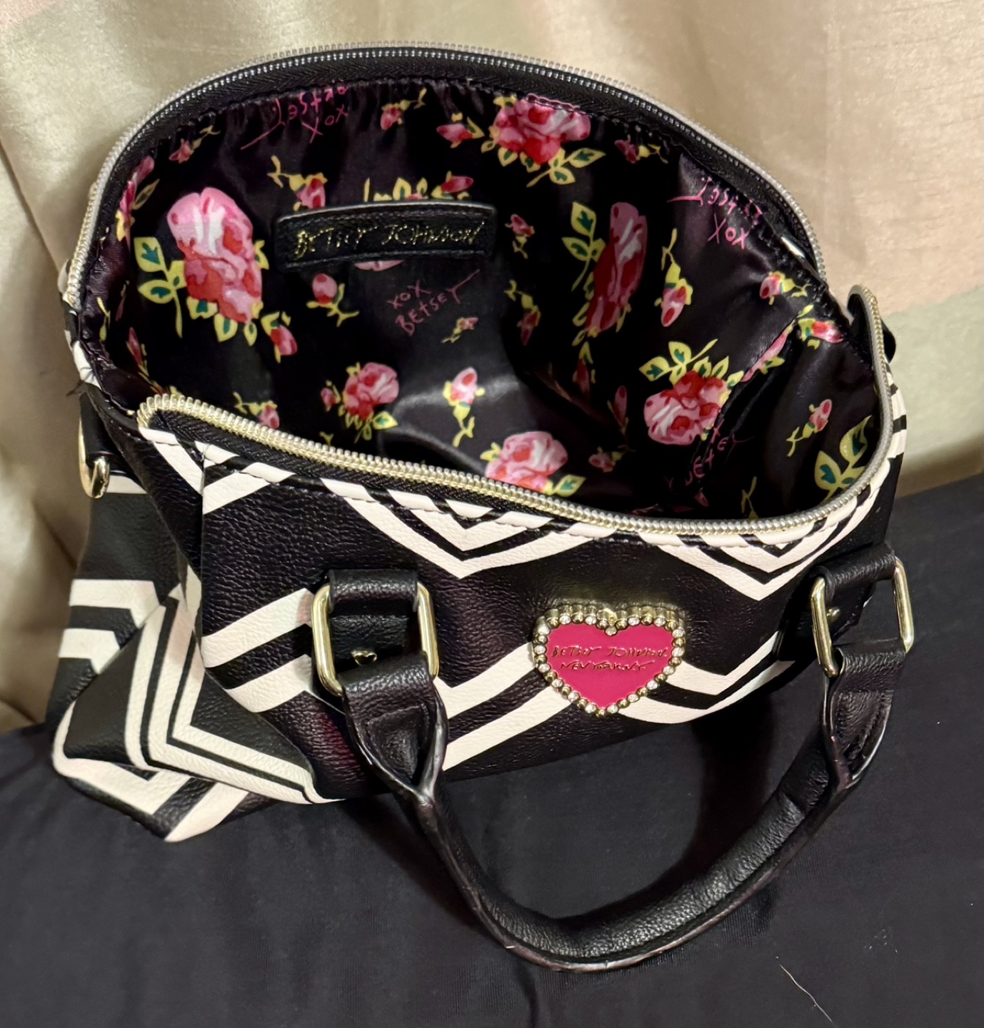 Betsey Johnson Chevron Handbag & Dresses. - photo 2