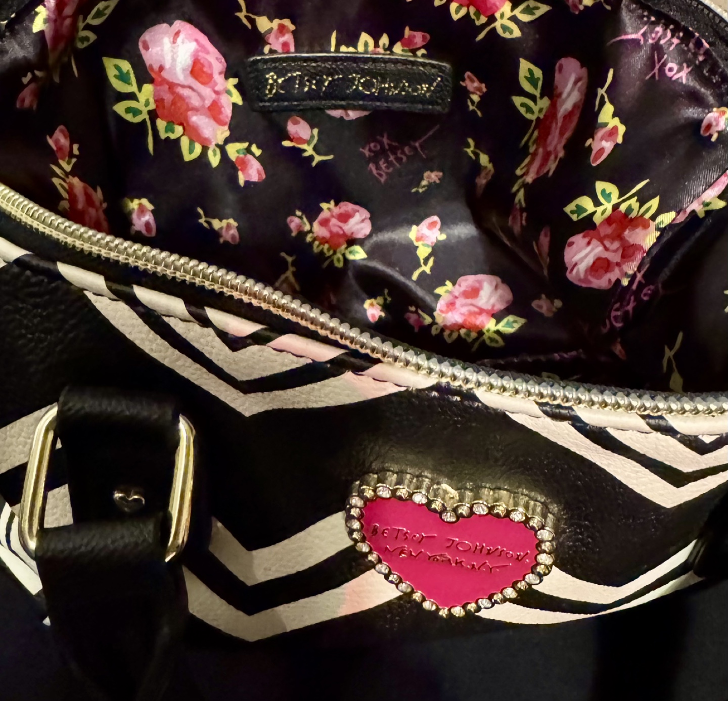 Betsey Johnson Chevron Handbag & Dresses. - photo 3