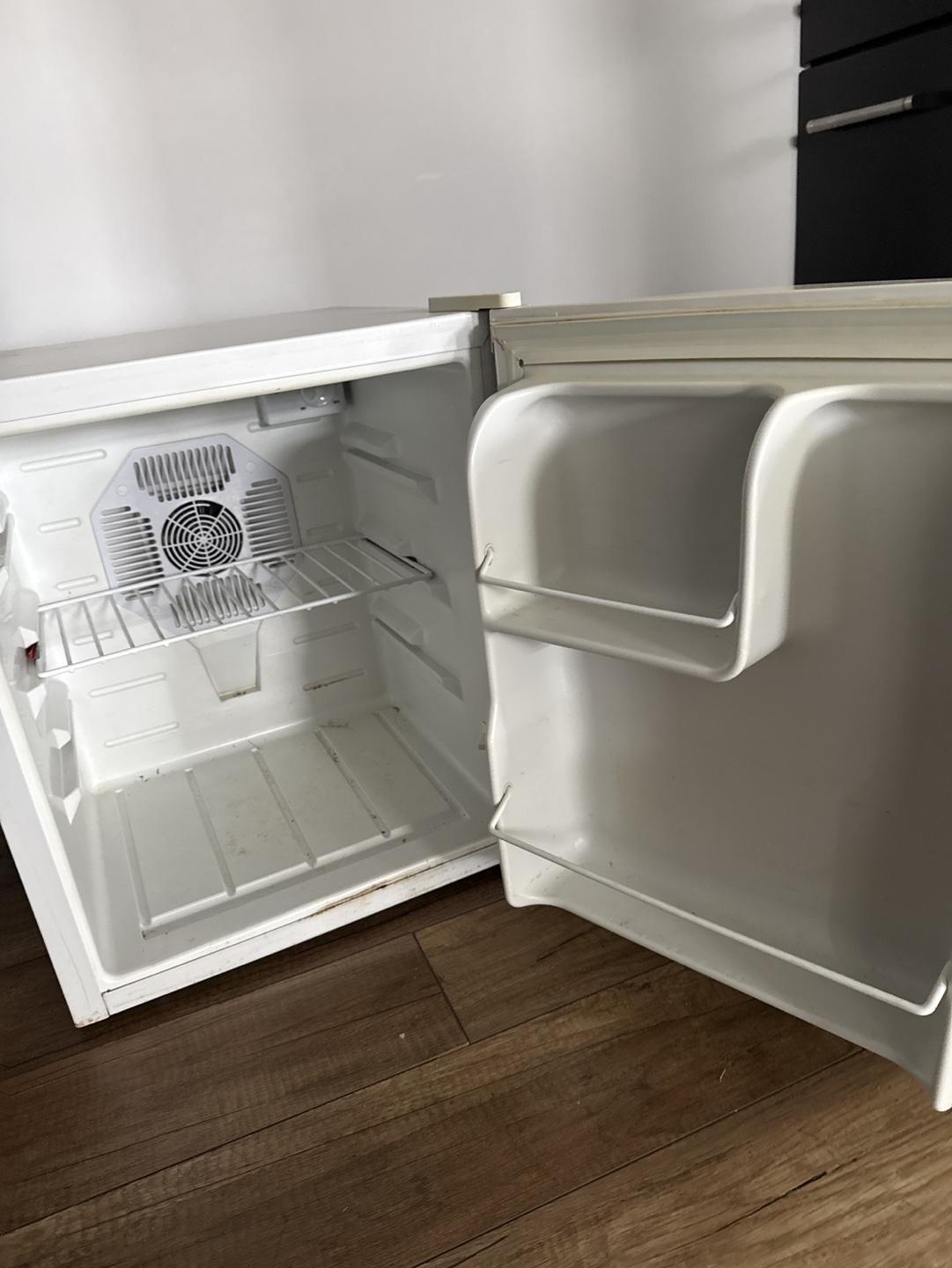 Salton CF-2019 Mini Fridge - photo 2