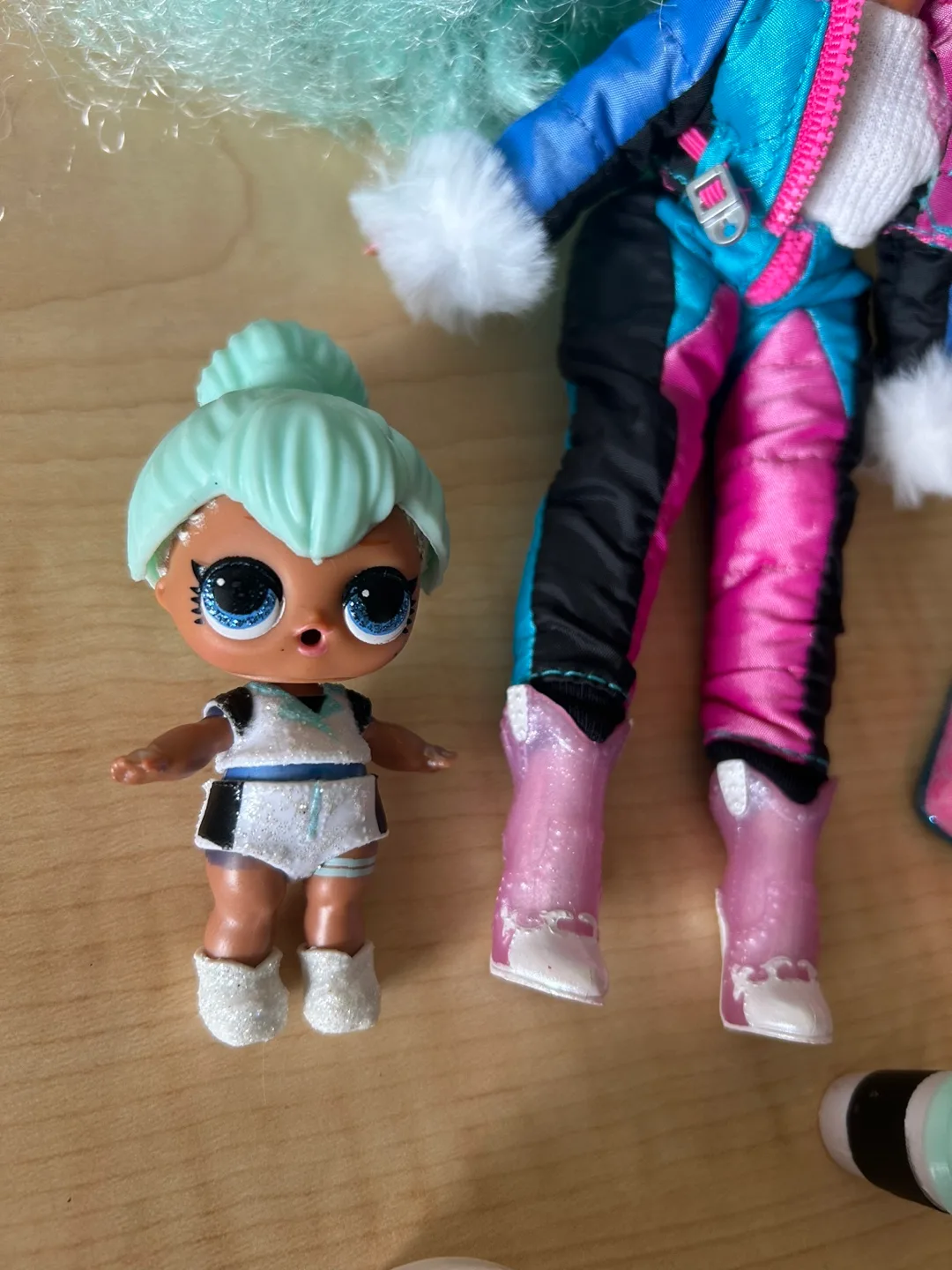 LOL OMG Winter Doll Icy Gurl & Lil Sister Set 1 image indicator(2)