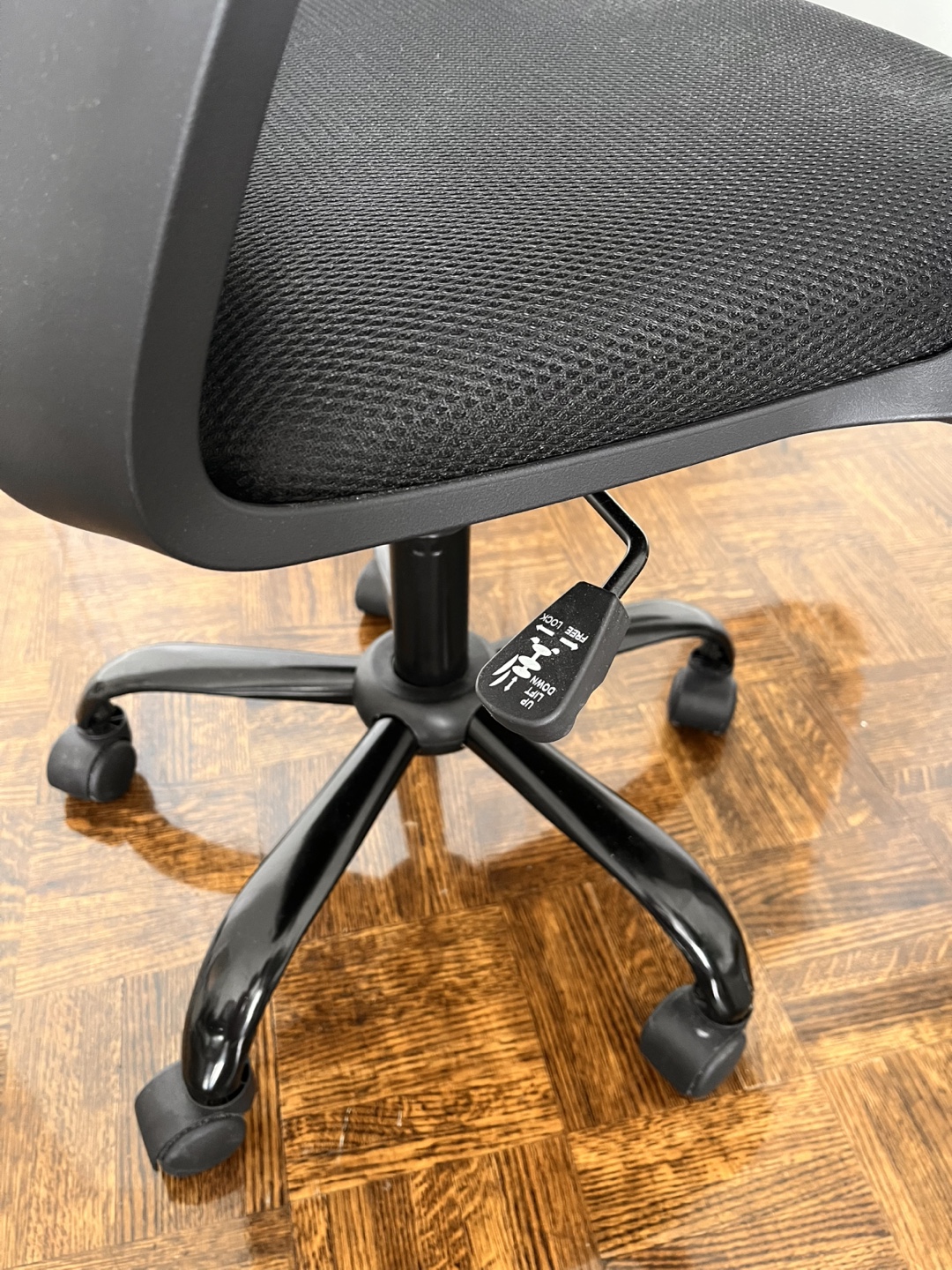 Black Mesh Office Chair with Adjustable Height - photo 3