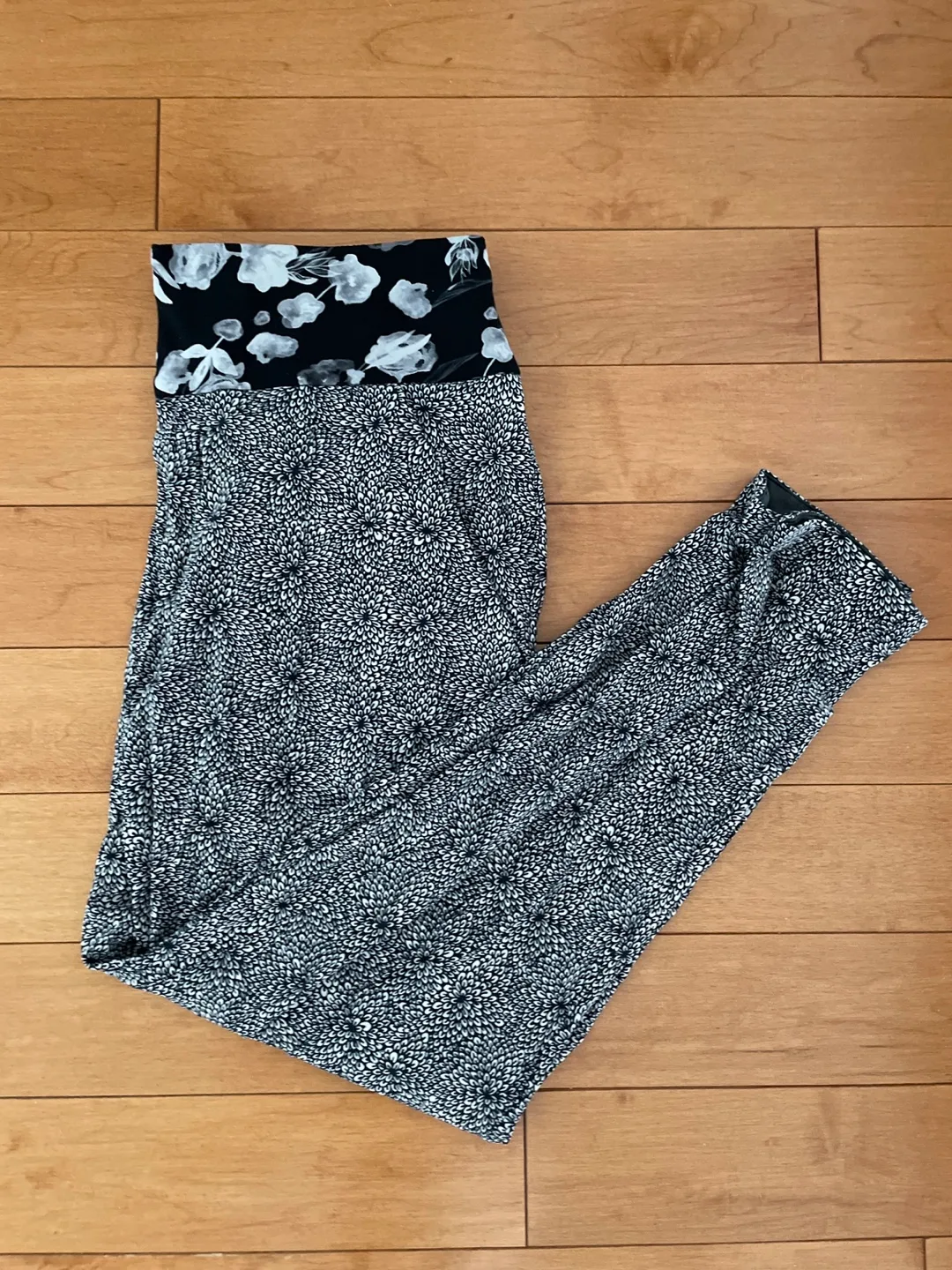 Lululemon Black and White Leggings image indicator(2)