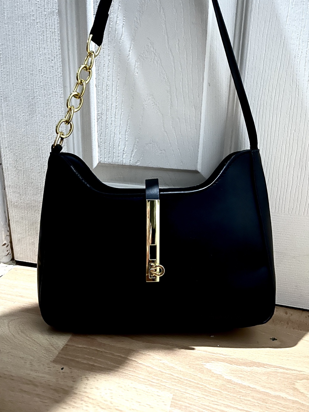 Black Shoulder Bag with Gold Chain Detail - photo 3