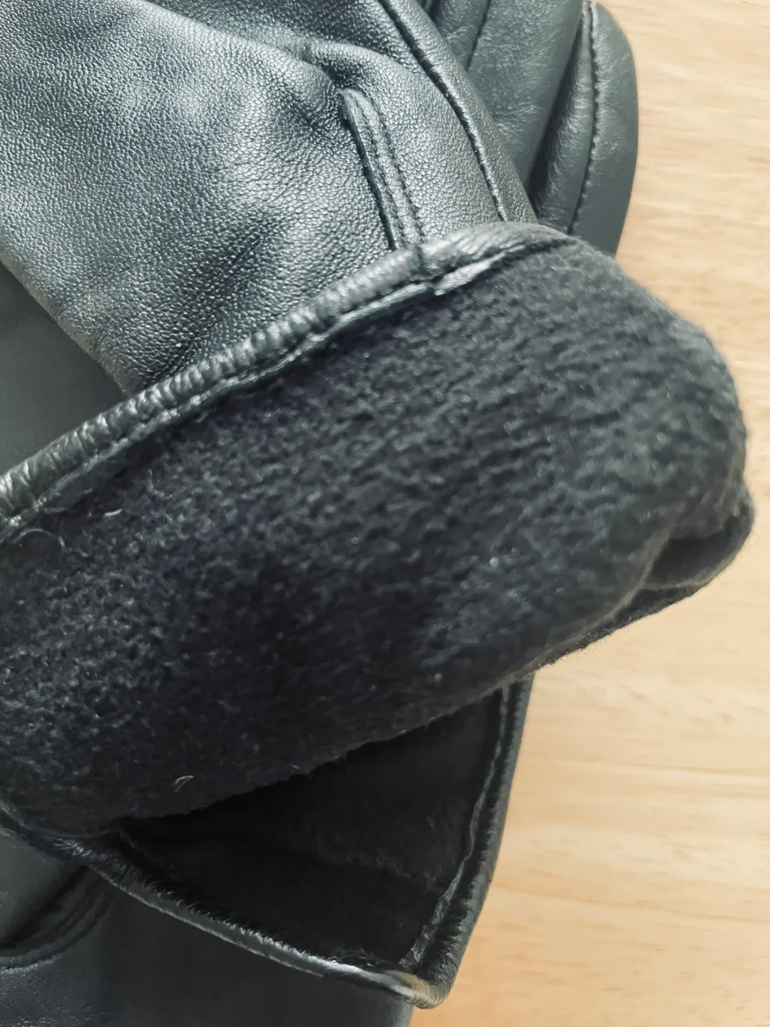 Women's Black Leather Gloves with Fleece Lining image indicator(3)