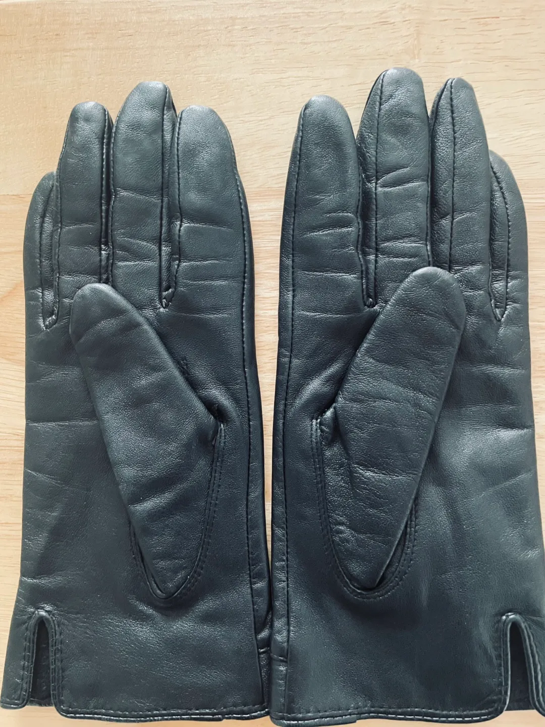 Women's Black Leather Gloves with Fleece Lining image indicator(2)