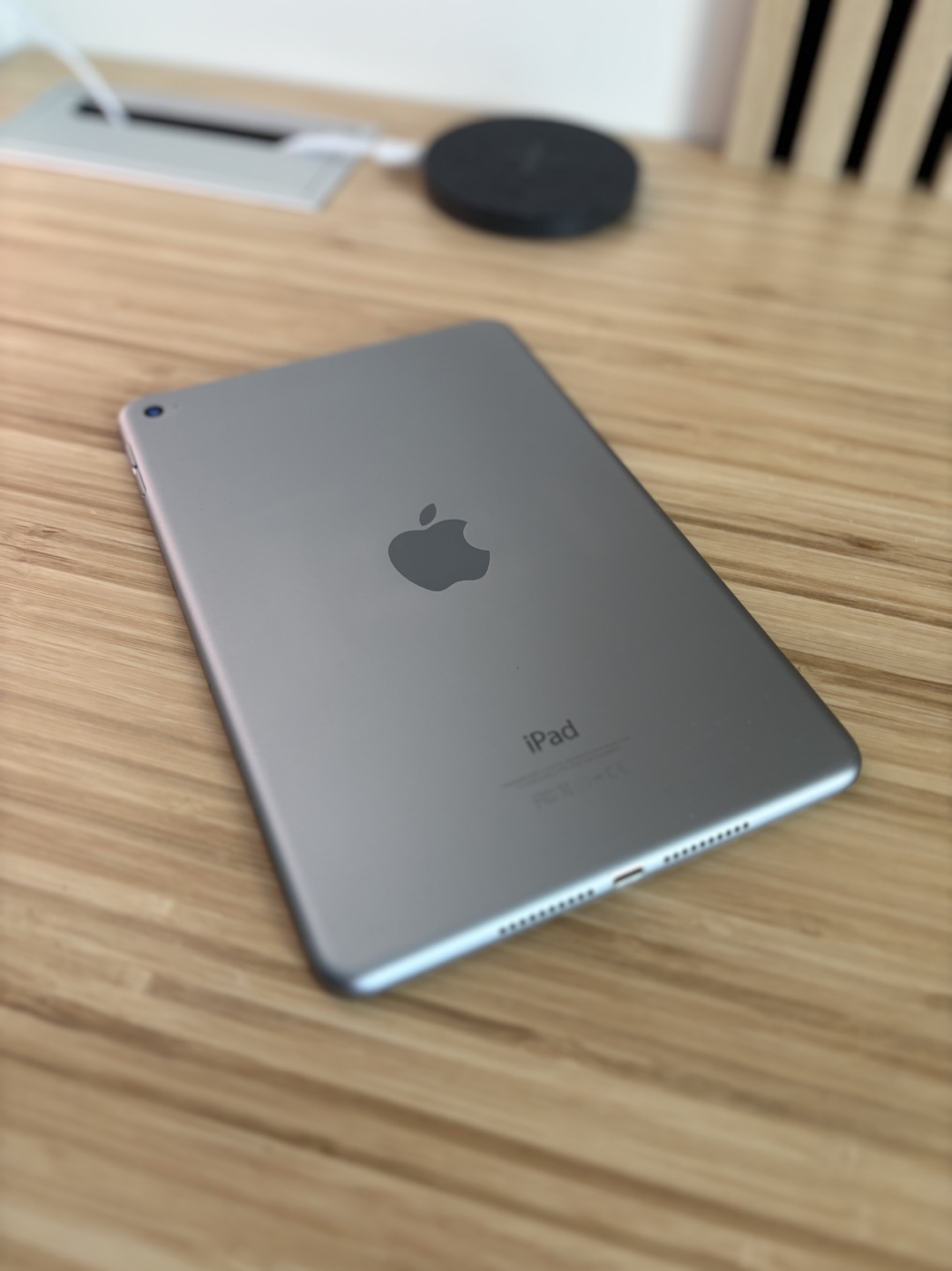 iPad Mini 4 32gb - Small Crack - photo 2
