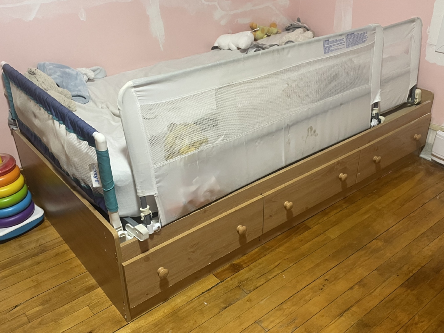Twin bed with 3 drawers