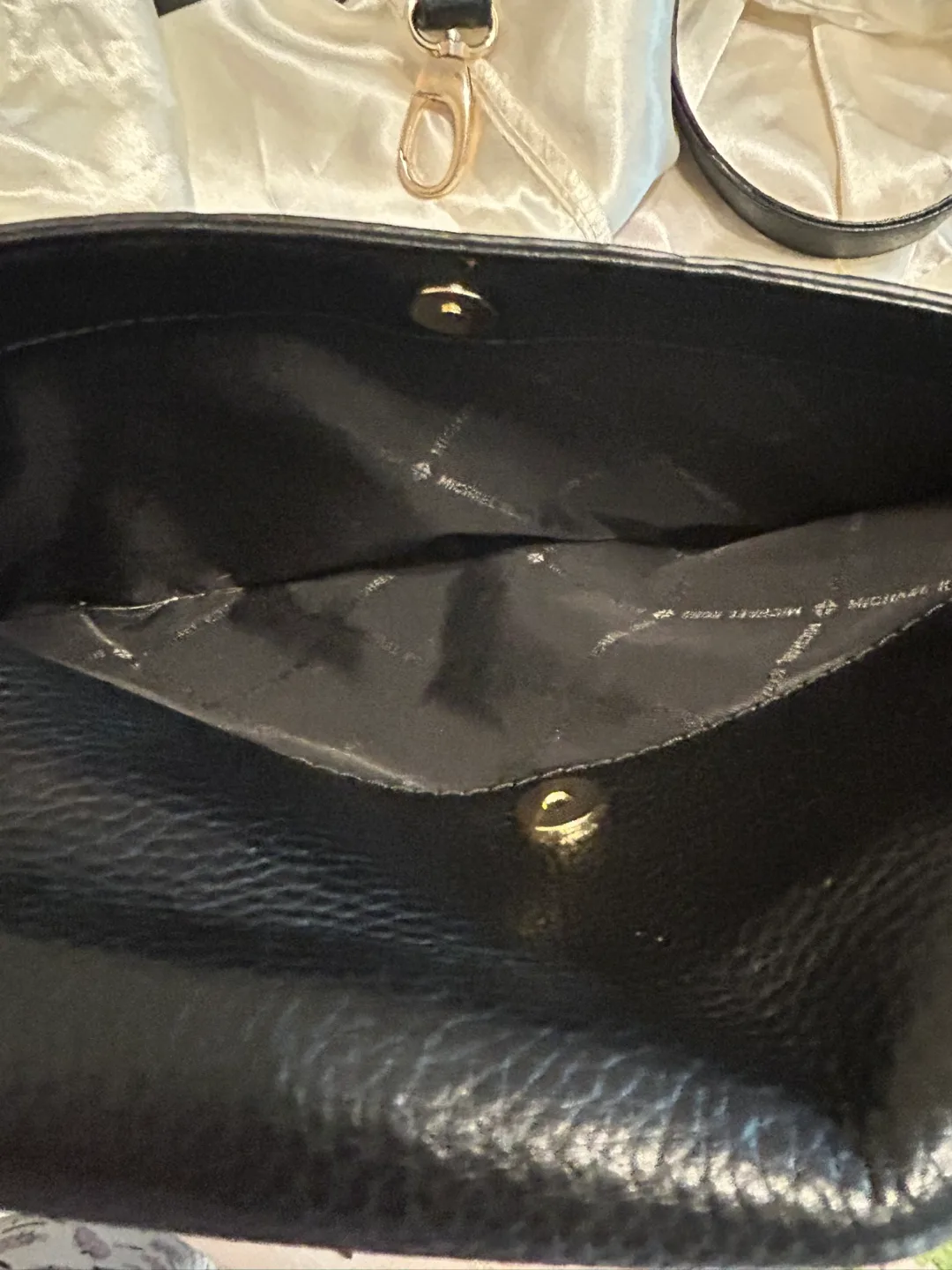 Michael Kors Black Bedford Leather Shoulder Bag image indicator(6)