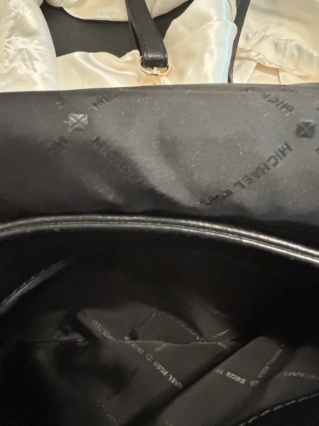 Michael Kors Black Bedford Leather Shoulder Bag image indicator(8)