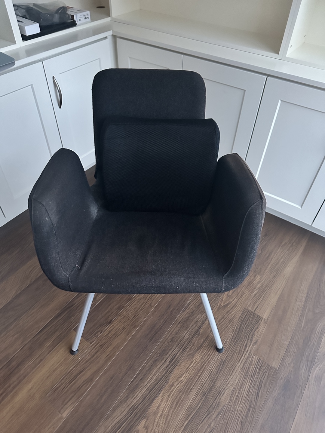 Black fabric armchair with lumbar support pillow - photo 2