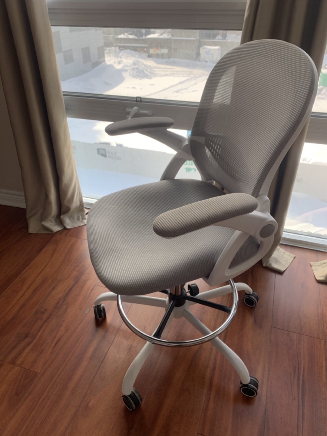Grey Mesh Office Chair with Adjustable Height - photo 3
