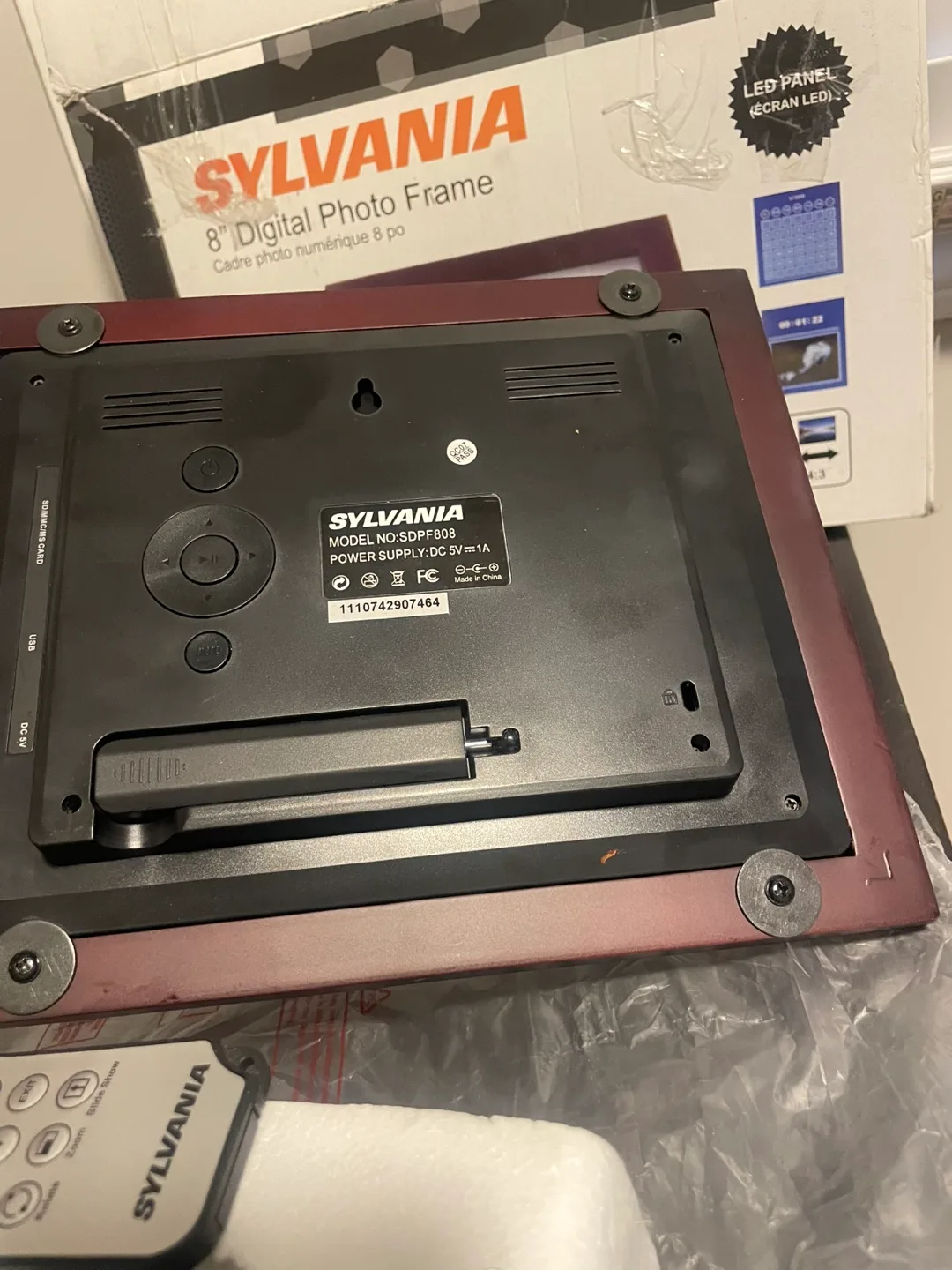 Sylvania 8" Digital Photo Frame with Remote image indicator(3)