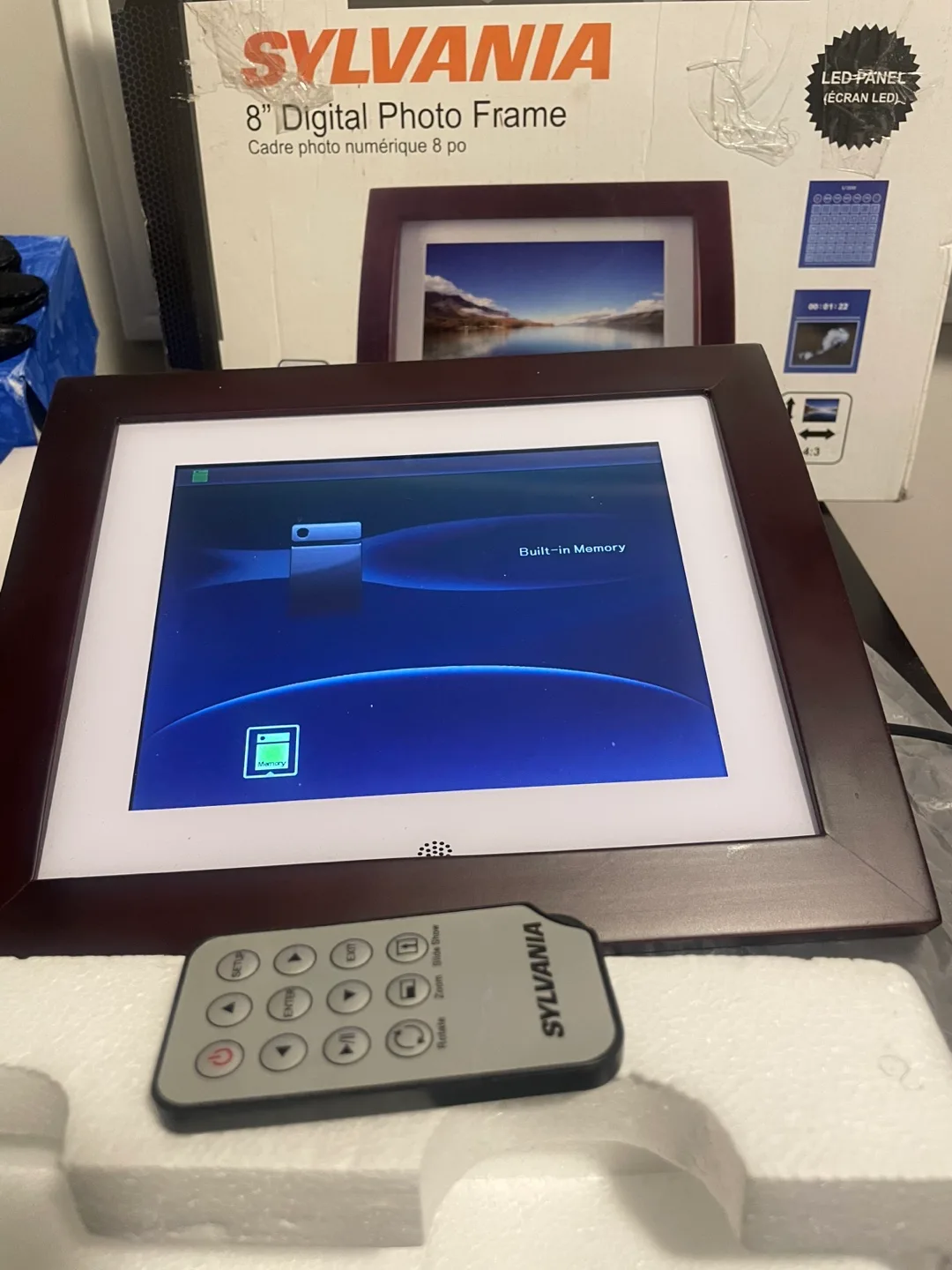 Sylvania 8" Digital Photo Frame with Remote image indicator(2)