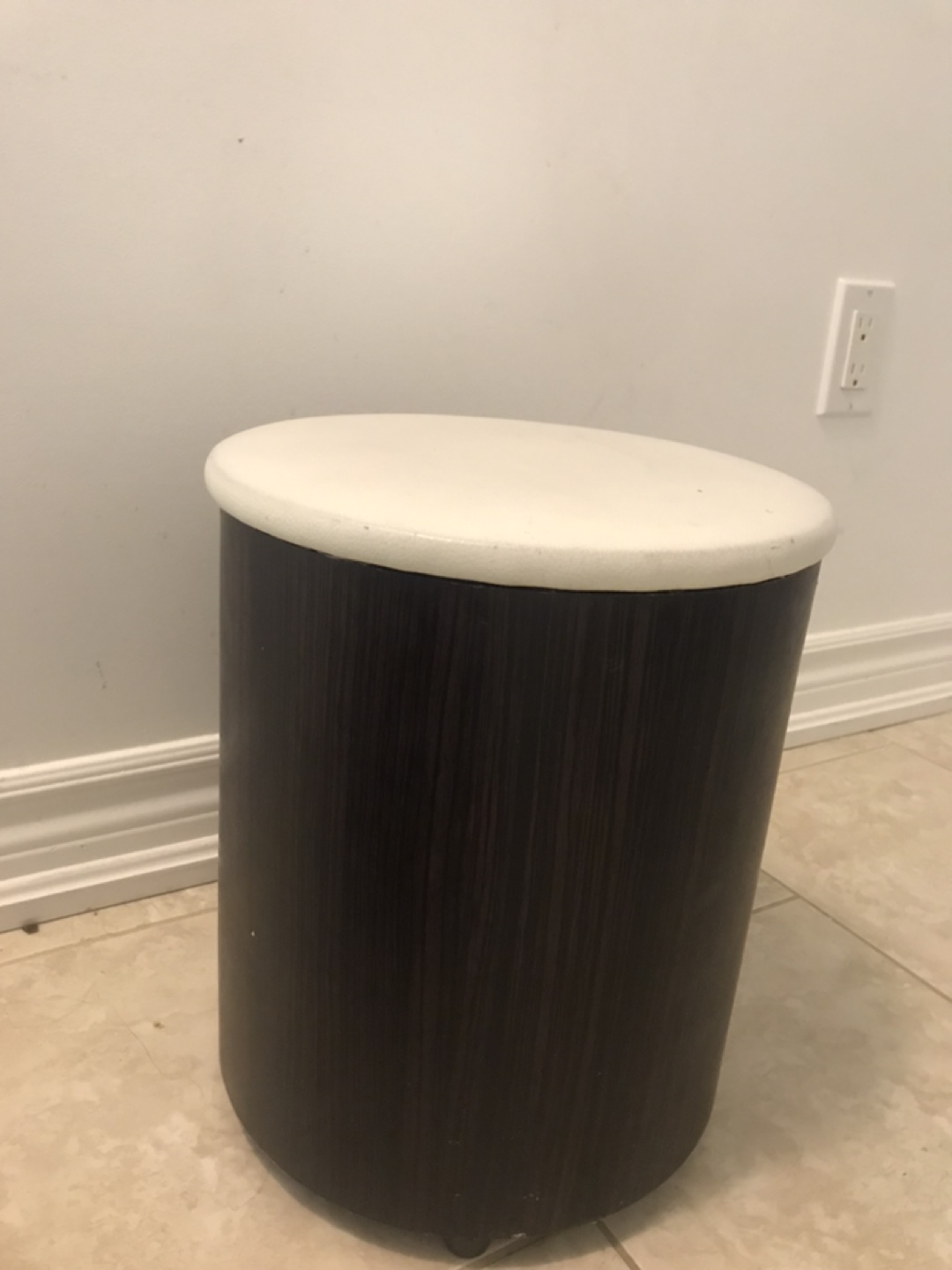 Modern Glass Top Coffee Table with Two Ottomans - photo 2