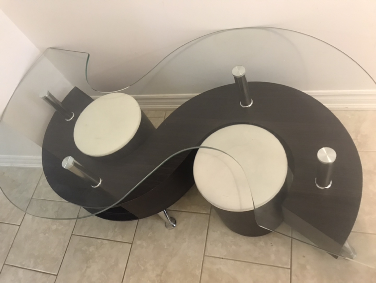 Modern Glass Top Coffee Table with Two Ottomans - photo 3