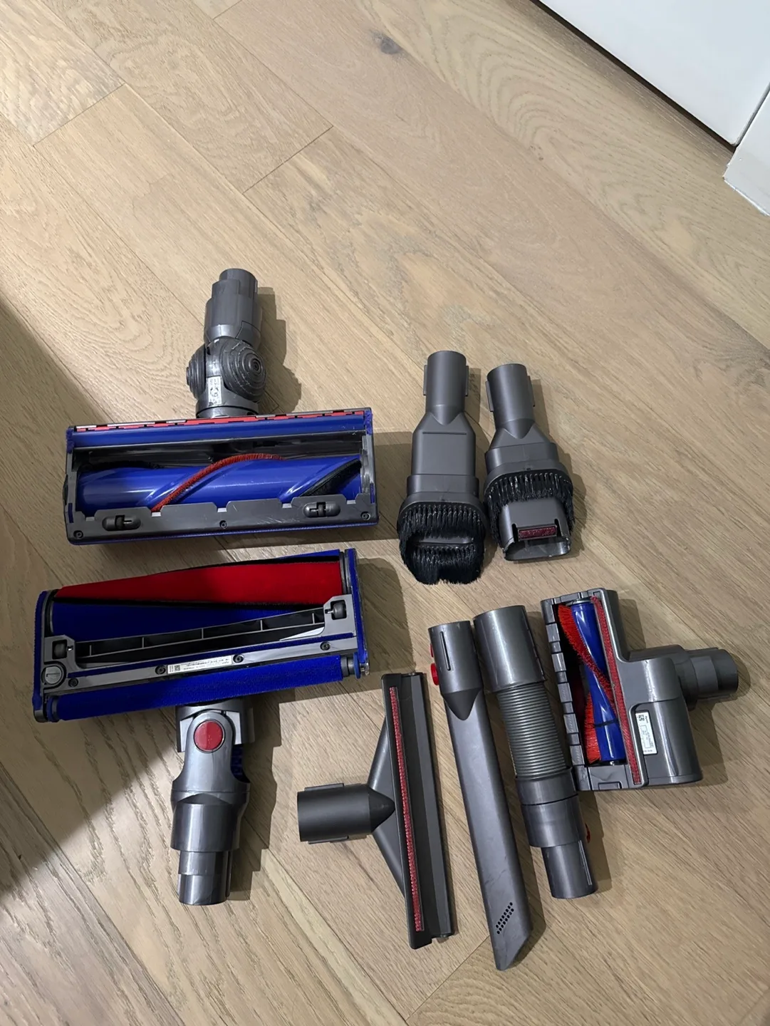 Dyson V10 Fluffy and other attachments image indicator(9)