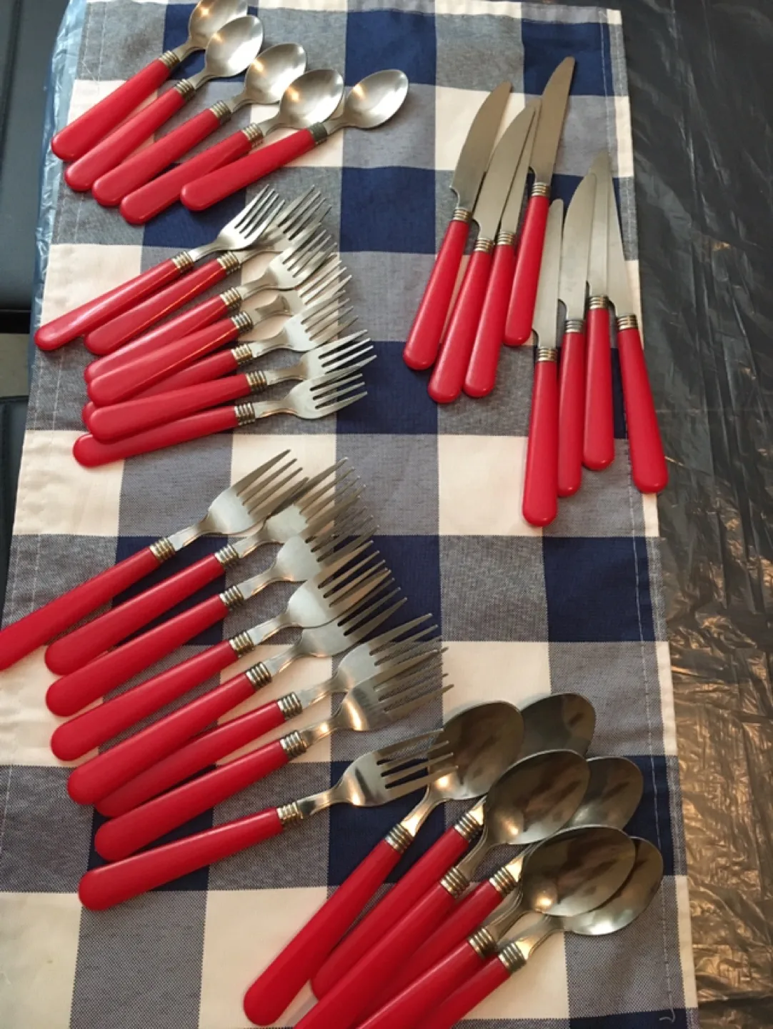 Red-Handled Cutlery Set thumbnail