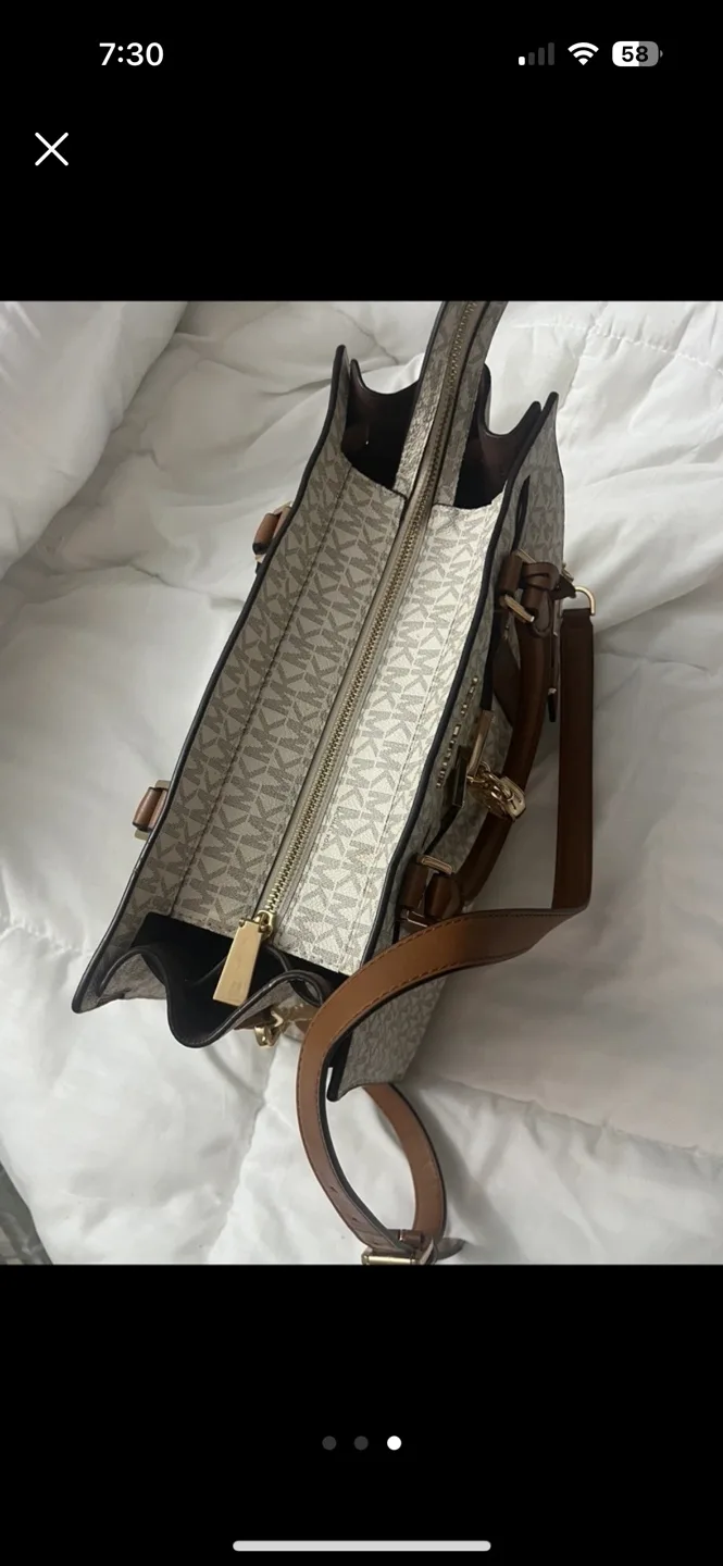 Michael Kors Jet Set Item MK Signature Tote Bag image indicator(2)