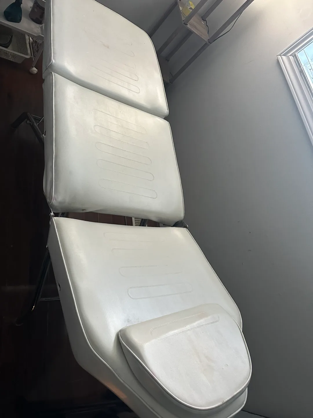 White 3-Section Portable Massage Table image indicator(2)