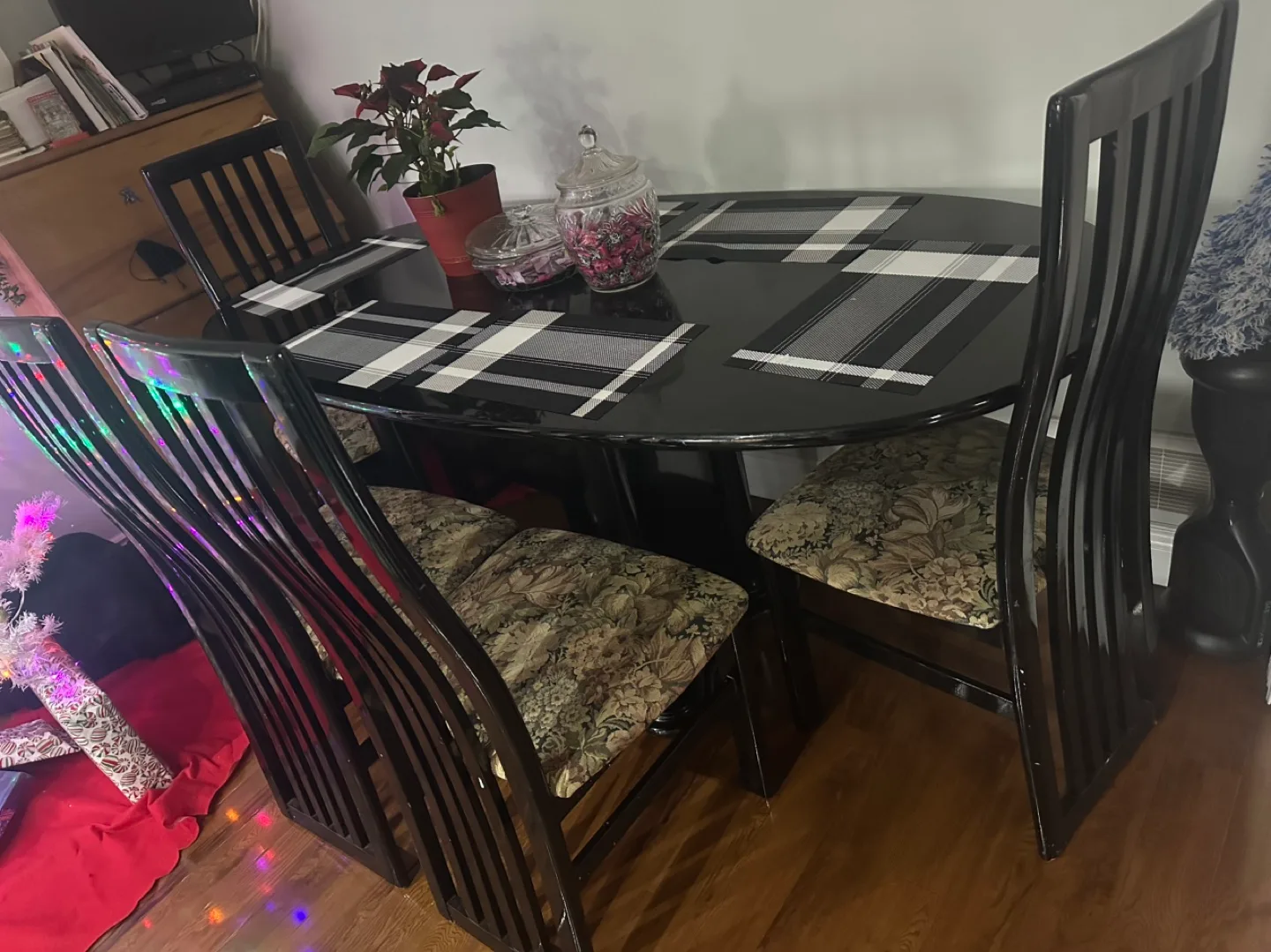 Black 5-Piece Dining Set with Oval Table image indicator(4)