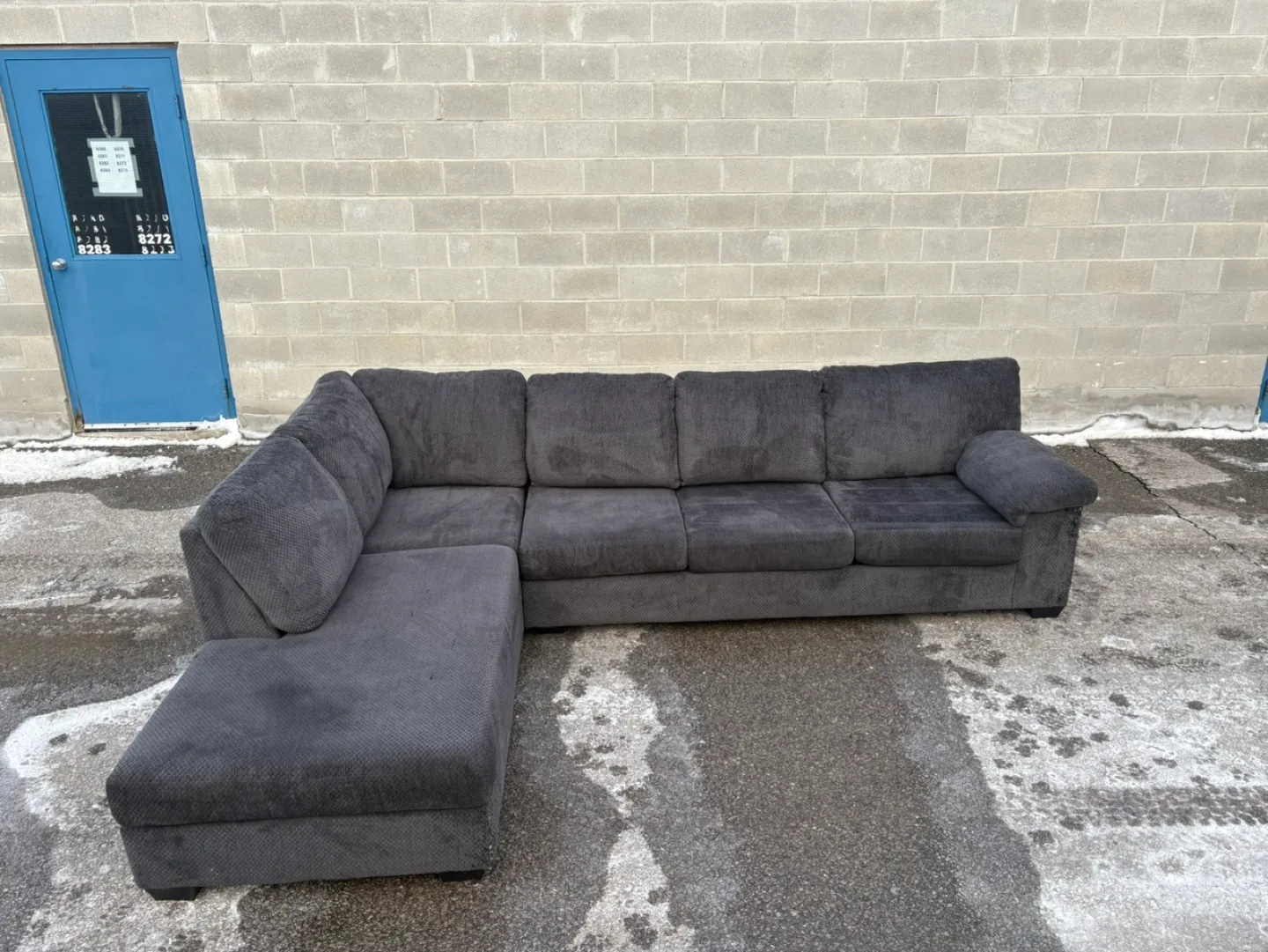 FREE DELIVERY✅• GREY LARGE SECTIONAL COUCH / SOFA w/ CHAISE thumbnail