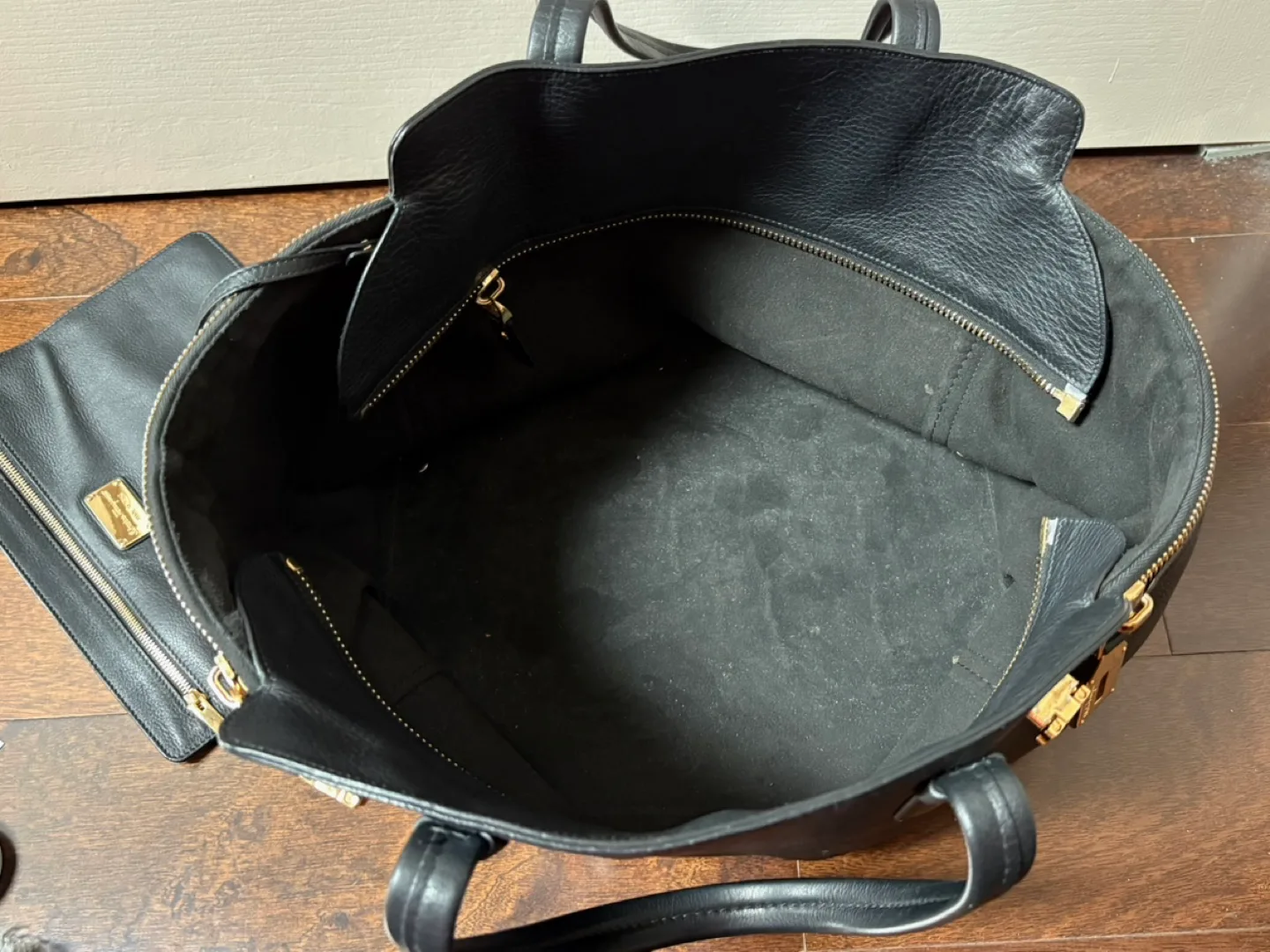 Salvatore Ferragamo Black Leather Tote Bag with Pouch image indicator(8)