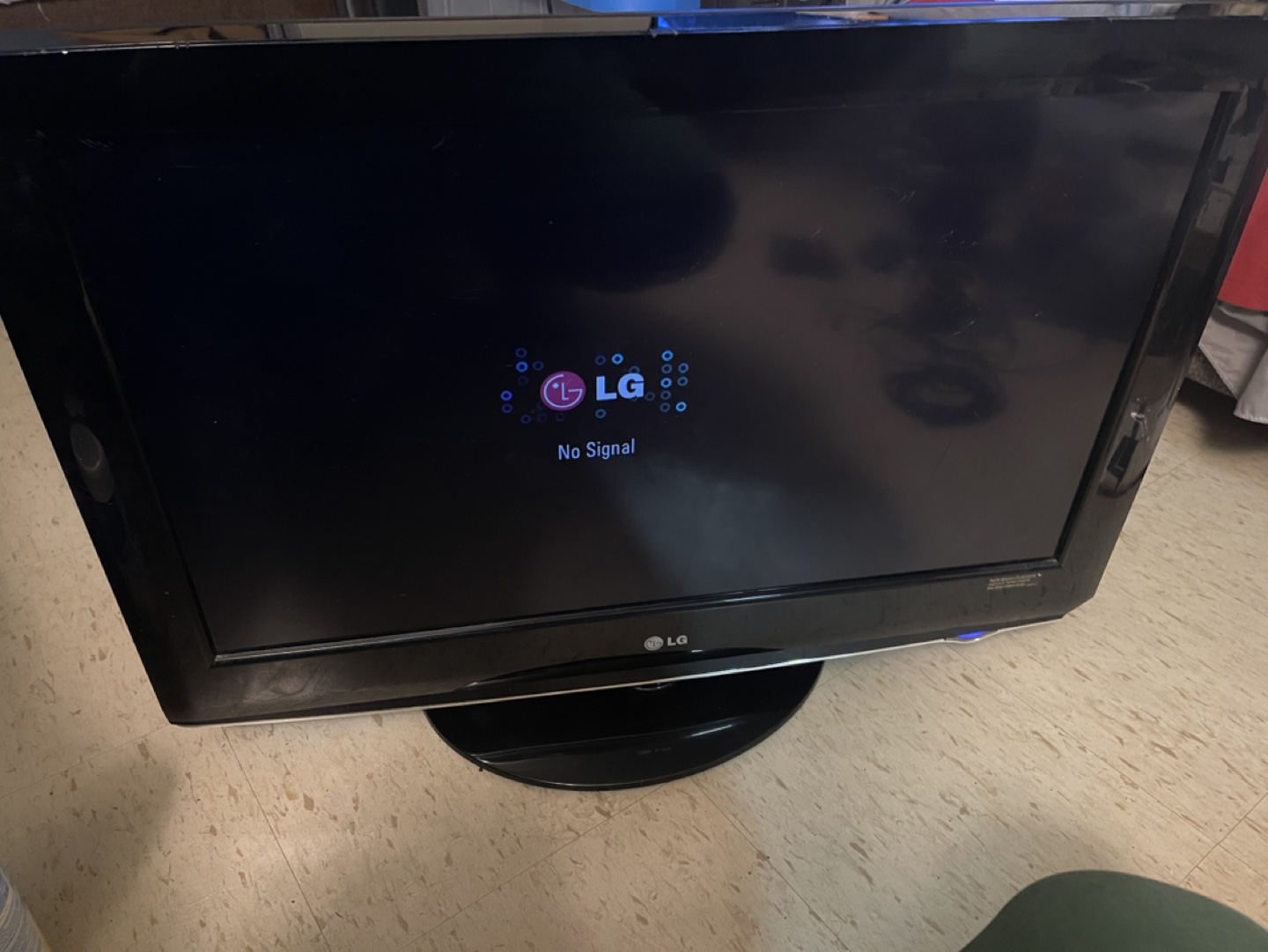 LG Flat Screen TV - photo 2