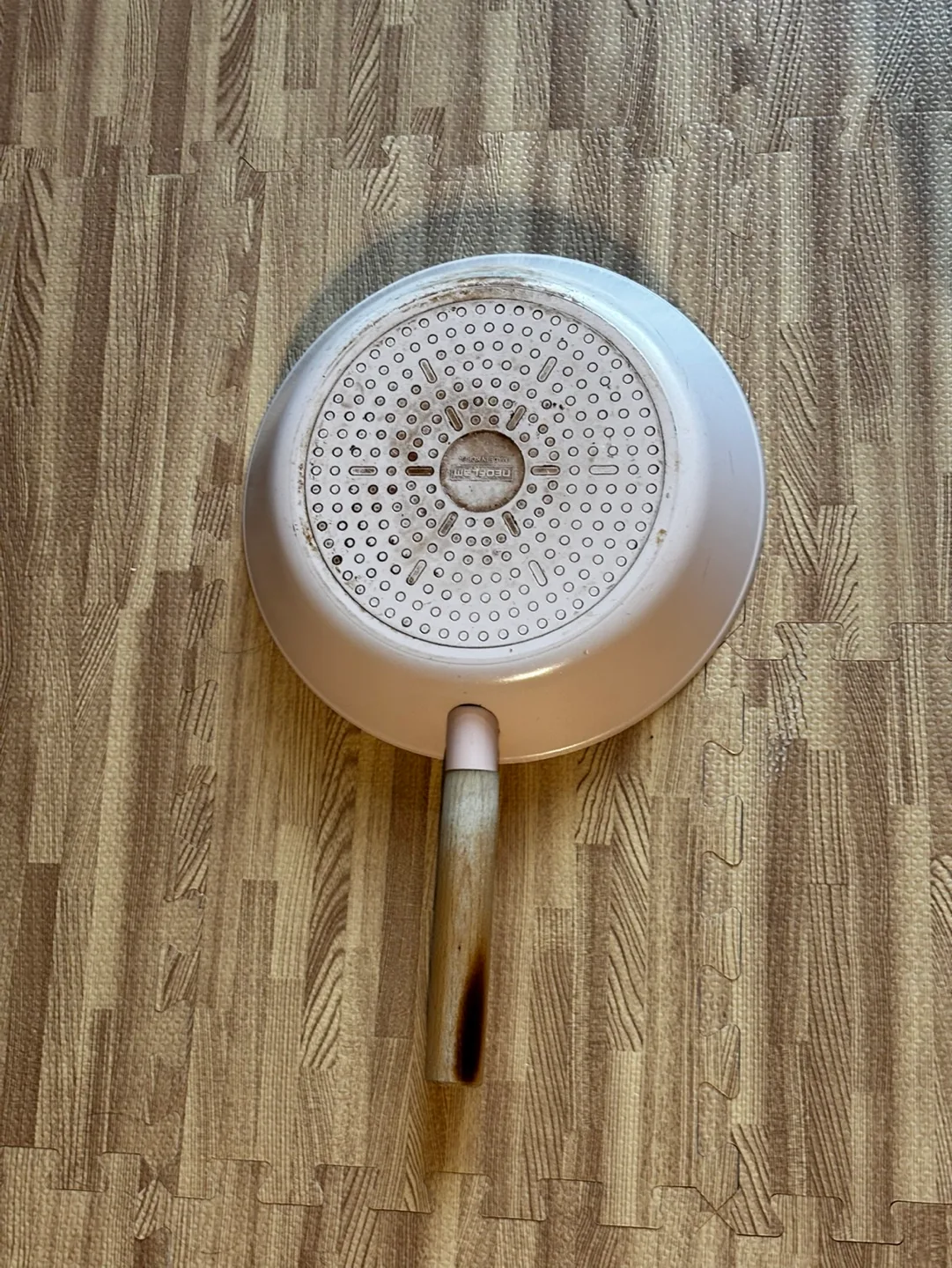 Neoflam Pink Ceramic Frying Pan with Wooden Handle image indicator(2)