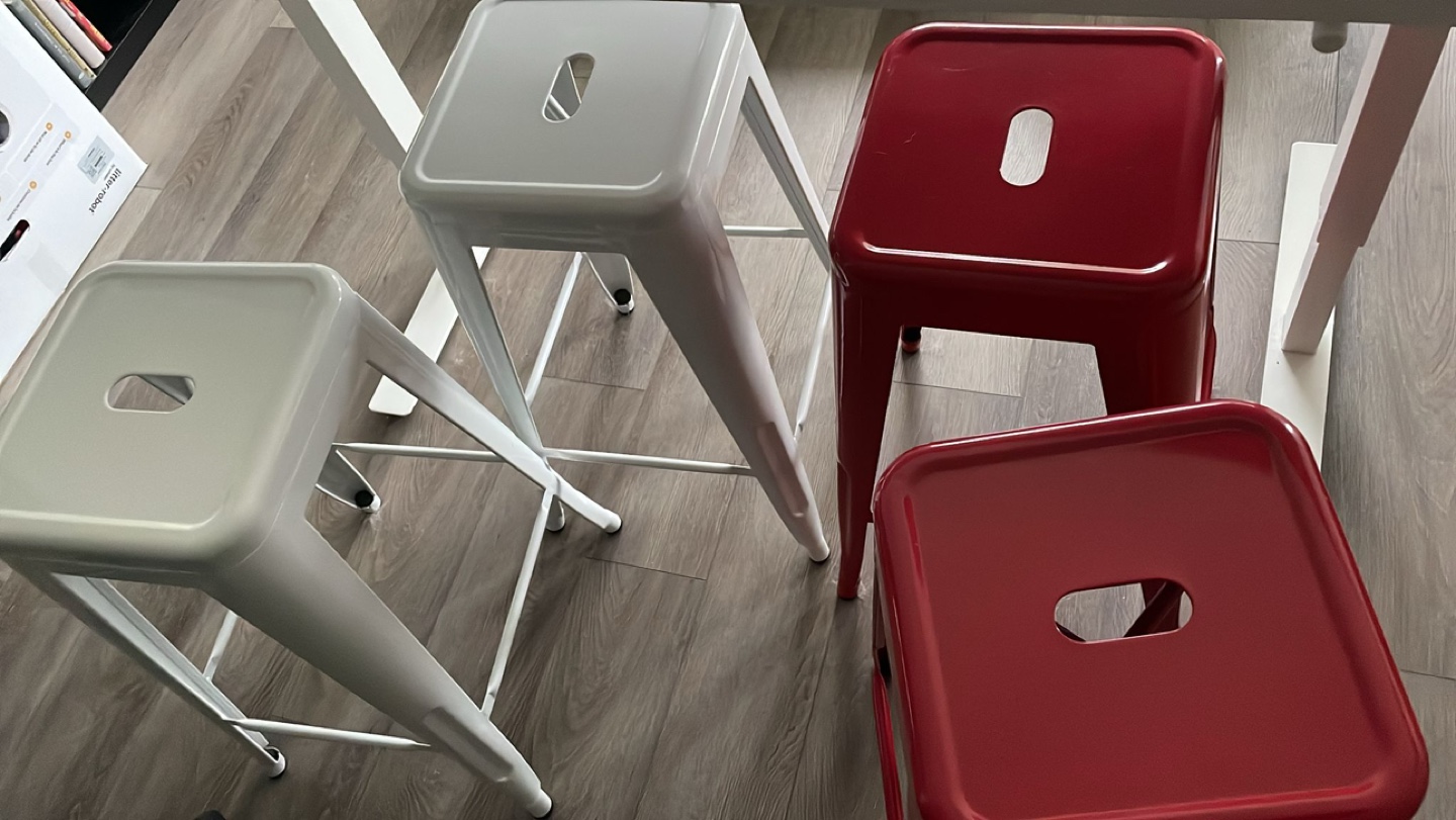 White Electric Standing Desk with Four Stools