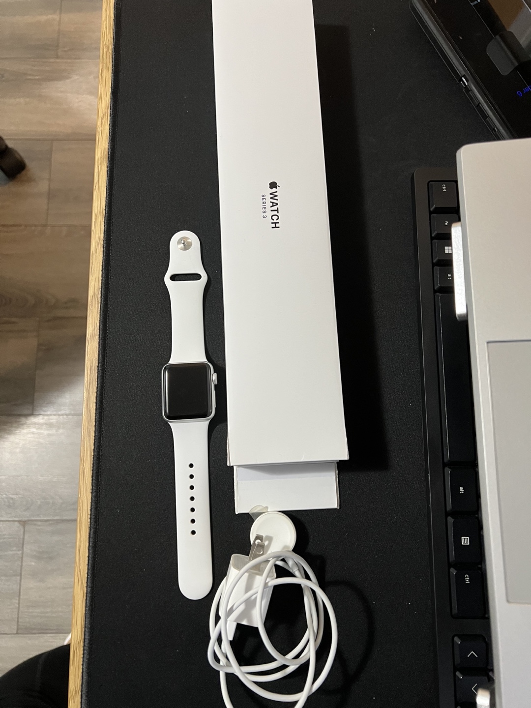 Apple Watch Series 3, White Sport Band, Excellent Condition - photo 2