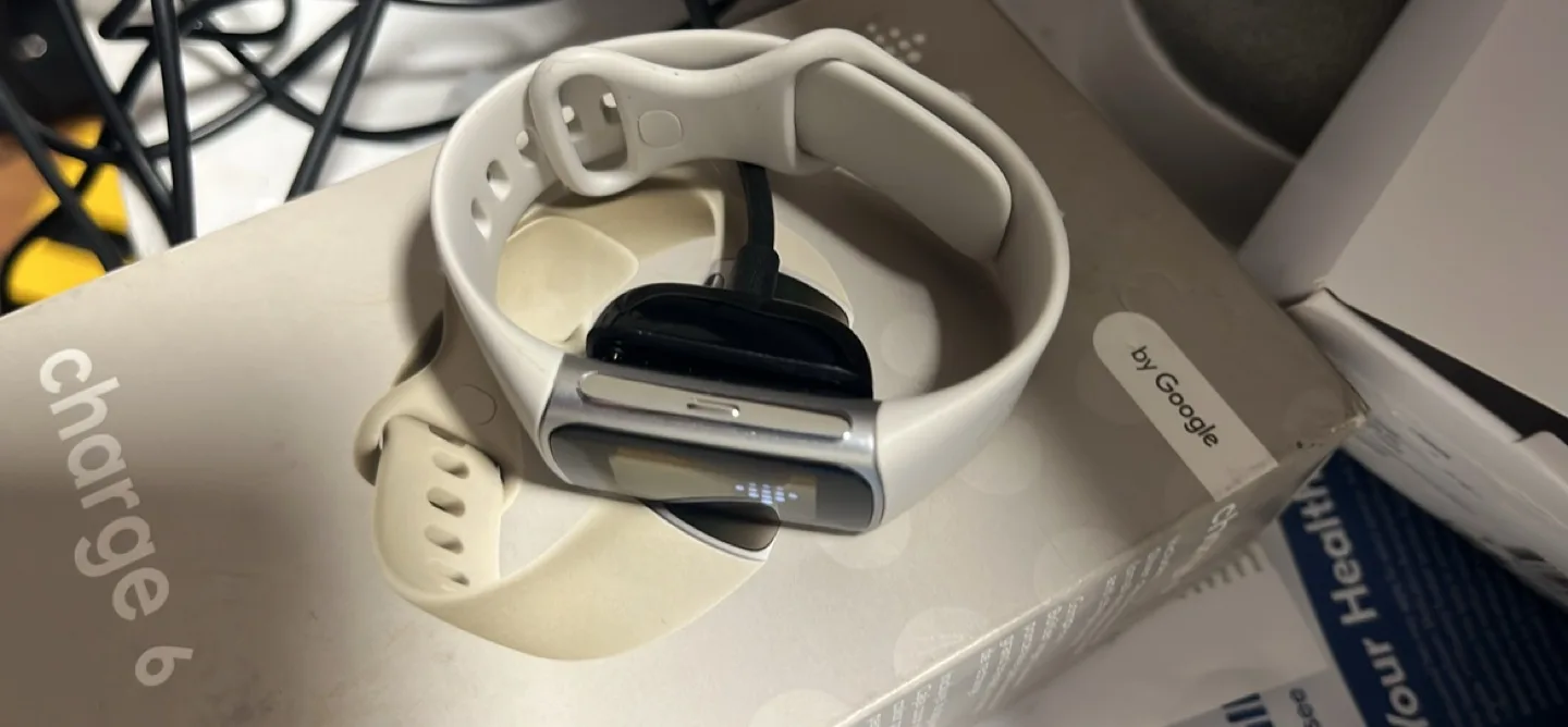 Fitbit Charge 6 Smartwatch - Beige image indicator(2)