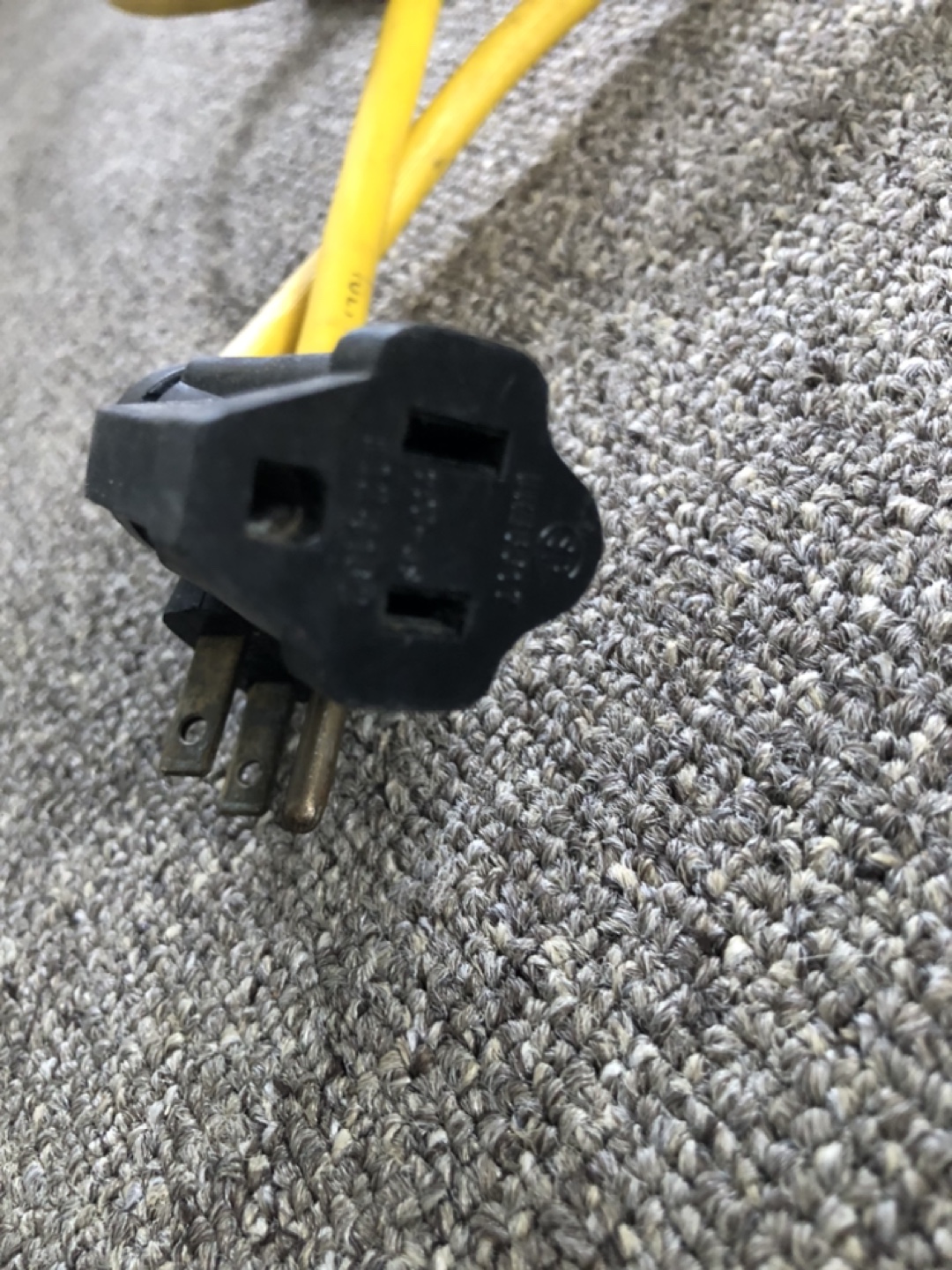 Yellow 16 AWG 3-Conductor 100 foot Extension Cord - photo 3