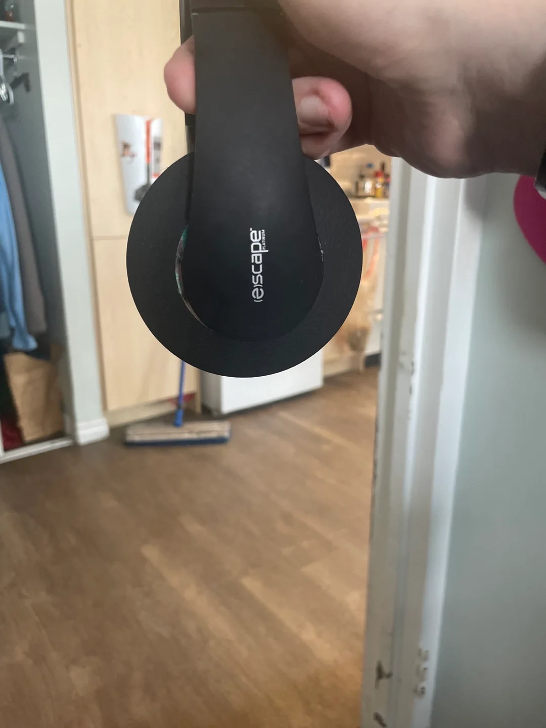 Escape Headphones - Black image indicator(2)