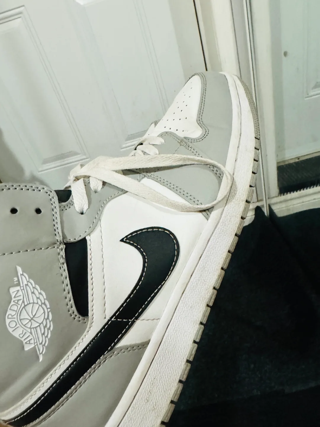 Air Jordan 1 Mid SE Light Smoke Grey image indicator(2)