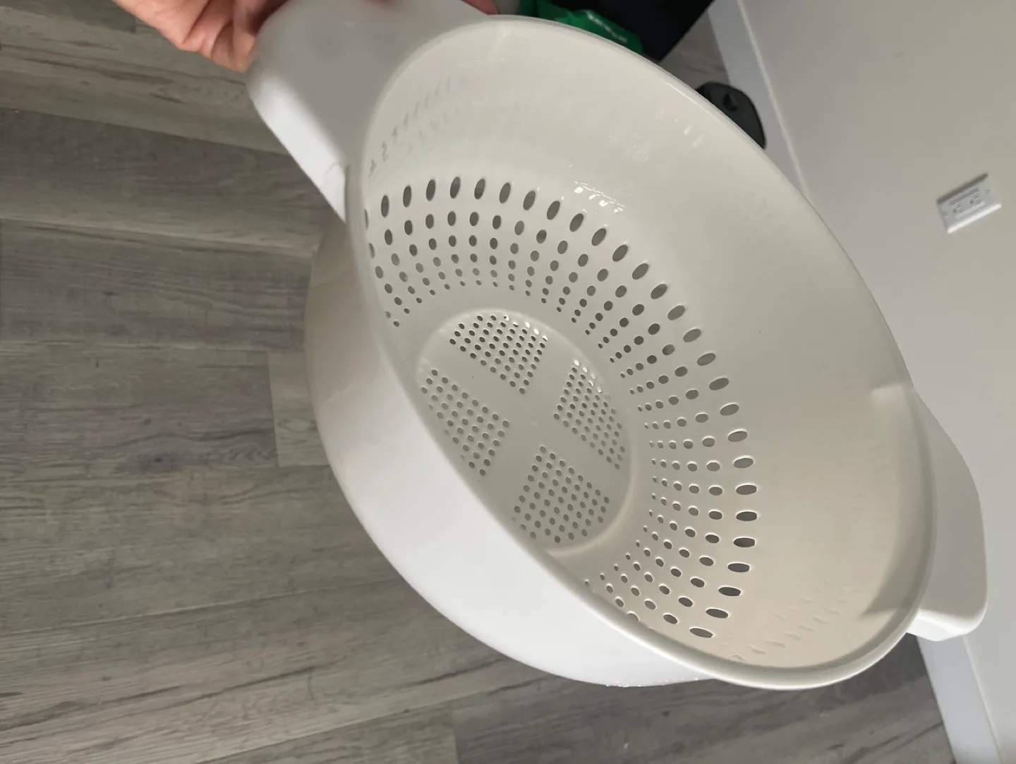 #Freecycle White Plastic Colander with Handles image indicator(2)