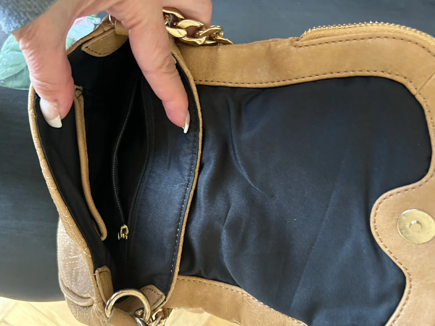 Leather Crossbody Bag image indicator(5)