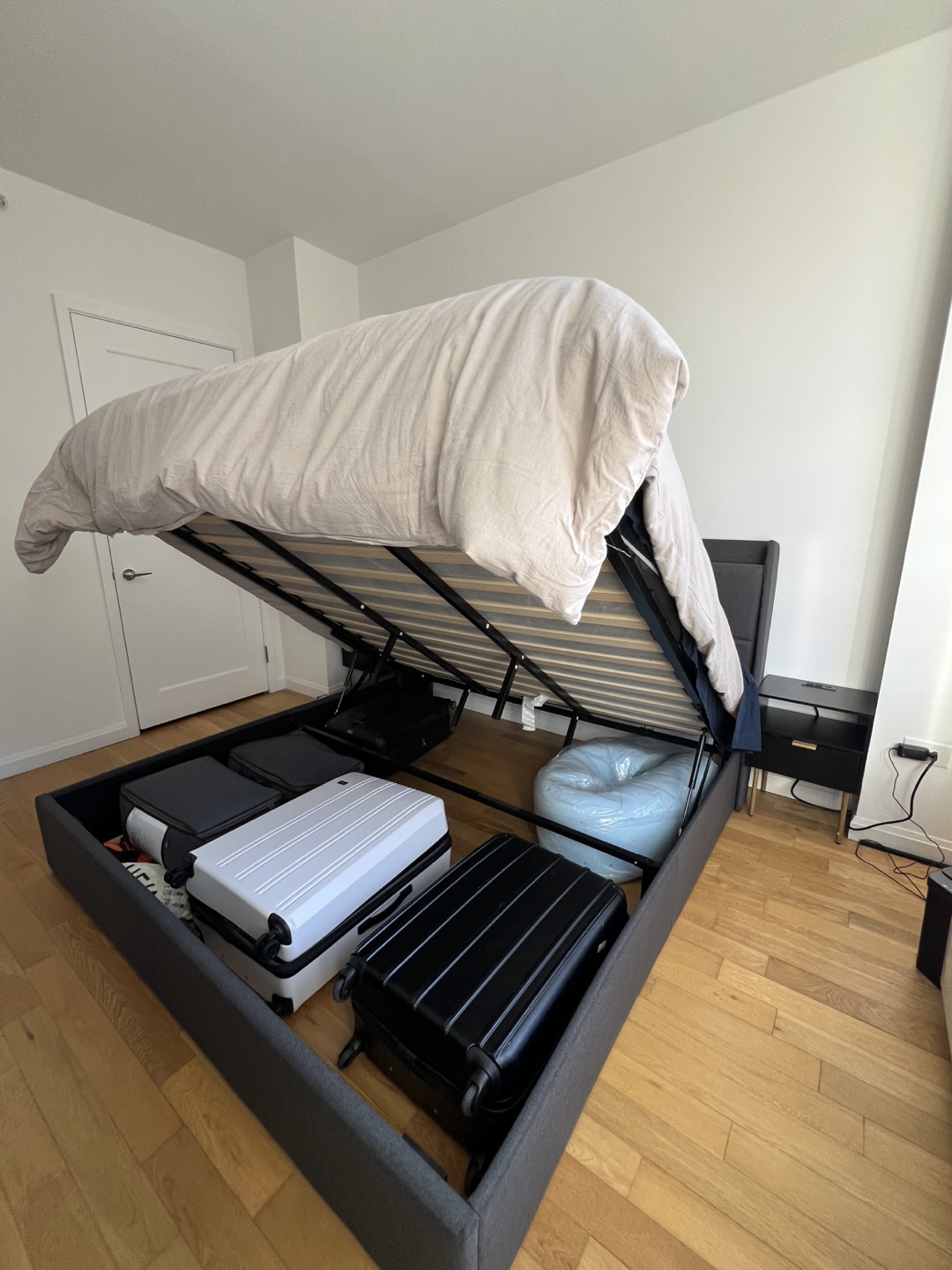 King Size Upholstered Storage Bed Frame with Hydraulic Lift - photo 4
