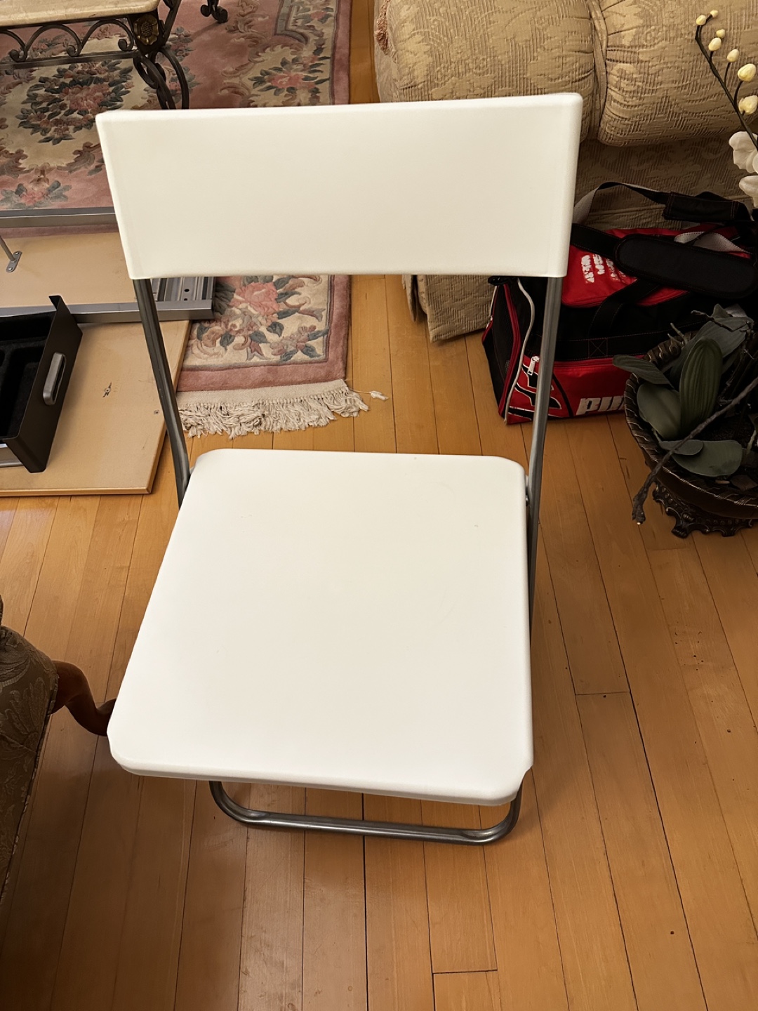 Moving Sale! Pair of White Folding Chairs - photo 3