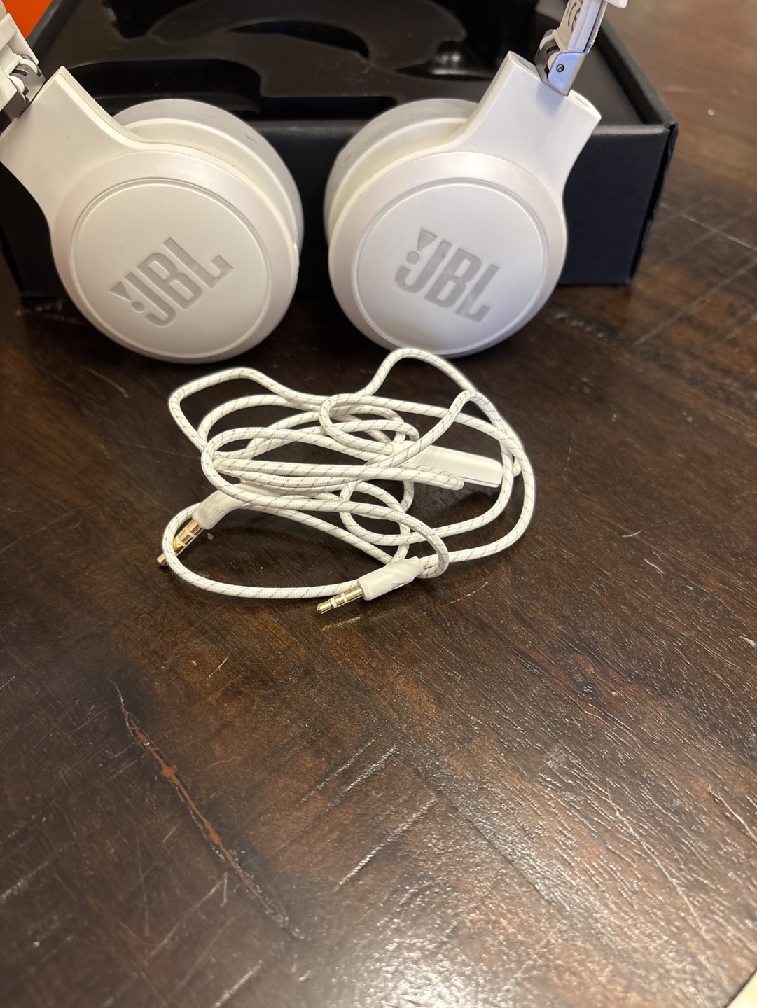 JBL Live400BT Wireless On-Ear Headphones - Off-White - photo 4