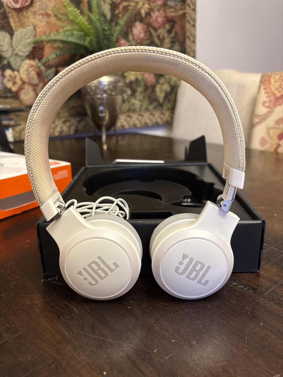 JBL Live400BT Wireless On-Ear Headphones - Off-White - photo 3