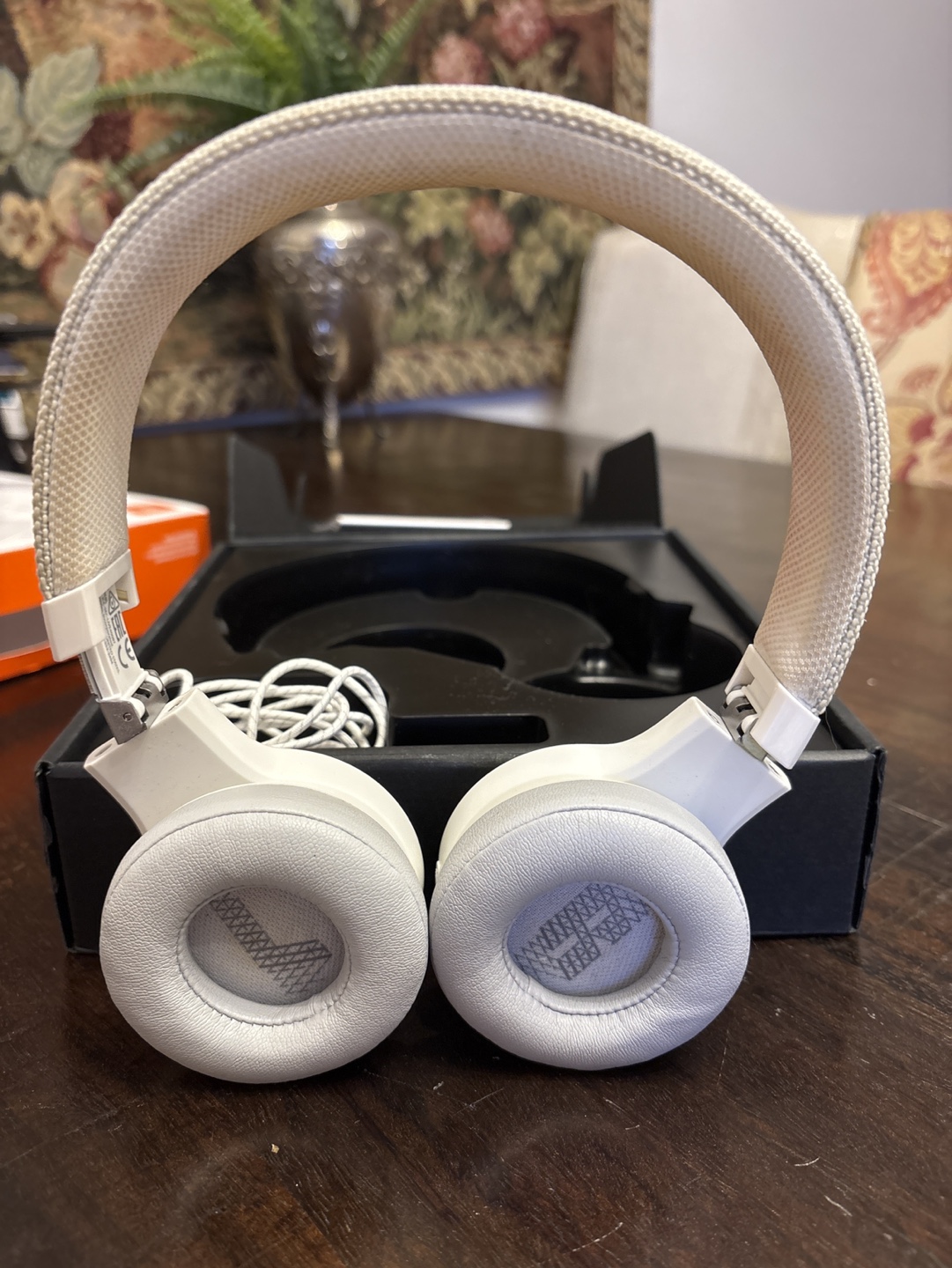 JBL Live400BT Wireless On-Ear Headphones - Off-White - photo 2