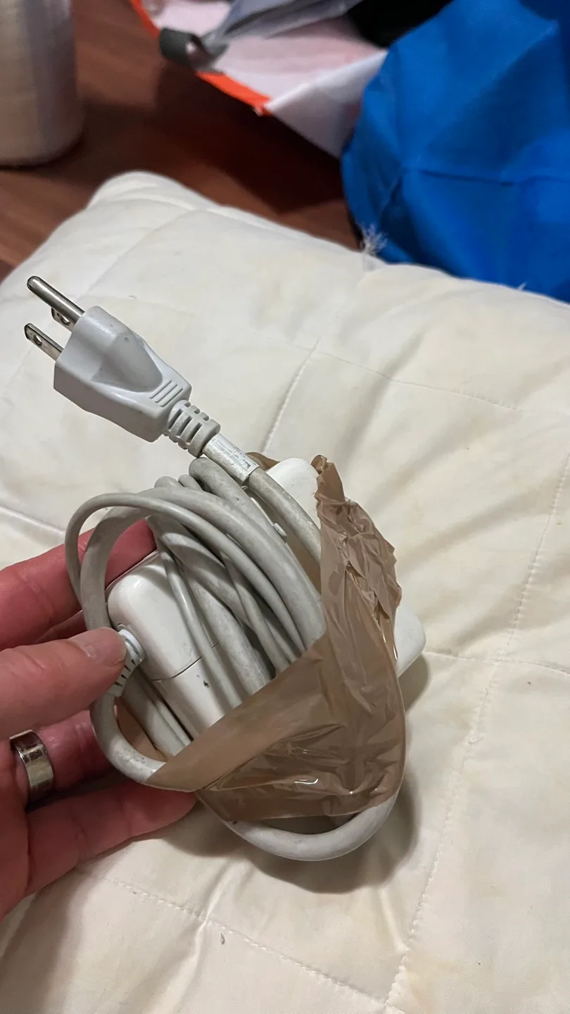 Apple MagSafe Power Adapter image indicator(2)